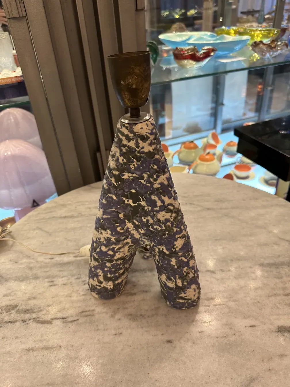 独特造型和简约设计的古老桌灯