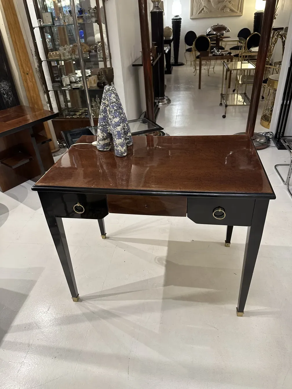 antike tischlampe mit besonderem design in eleganter umgebung