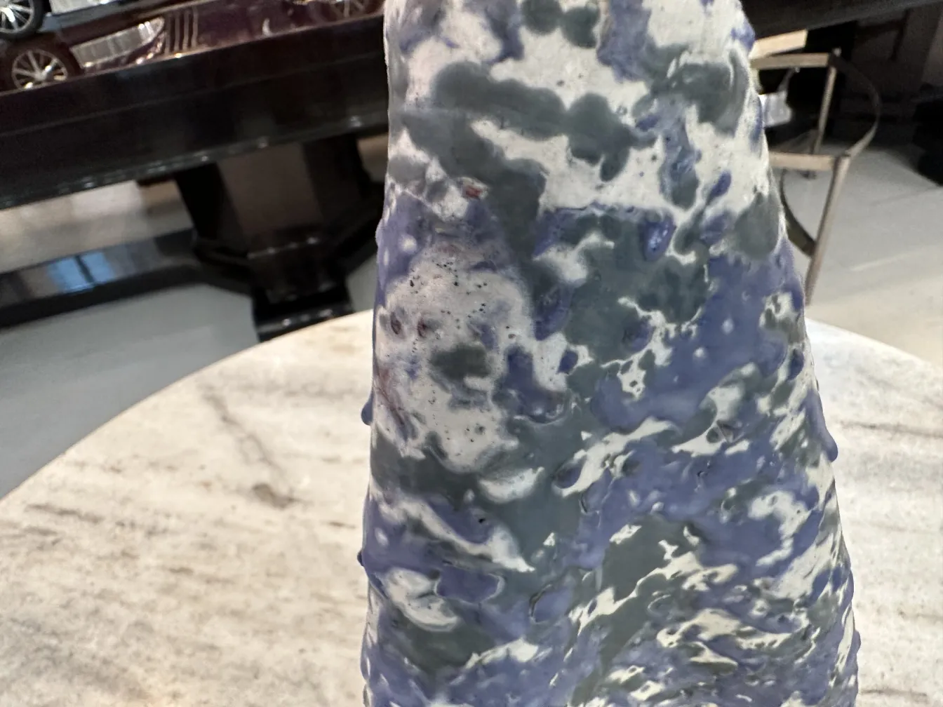 lampara de mesa antigua de color azul presenta un diseño único