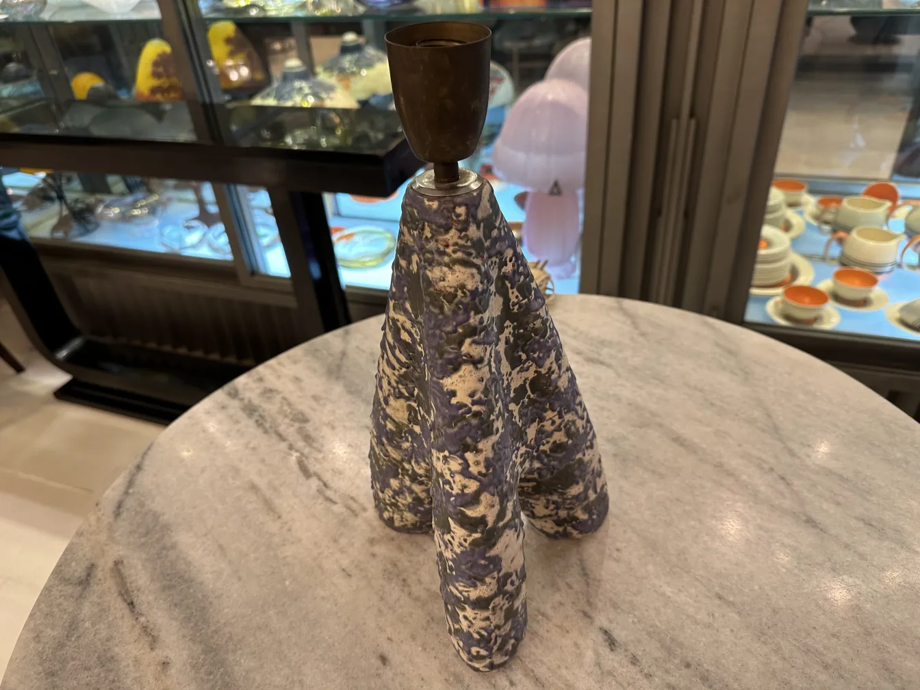alte tischlampe mit lebendigem design auf einem tisch