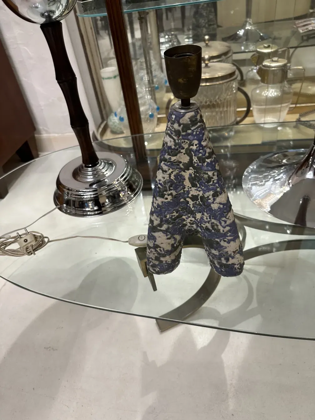Dekorative antike Tischlampe mit glänzendem Sockel und bunten Details.