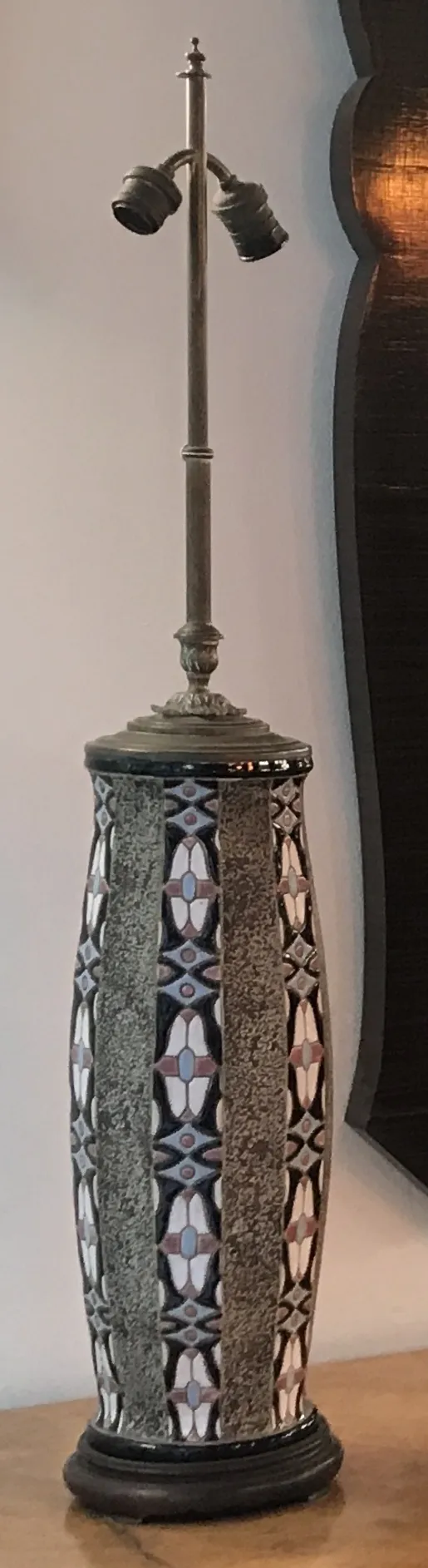 lampada da tavolo antica decorata con motivi artistici in un ambiente accogliente