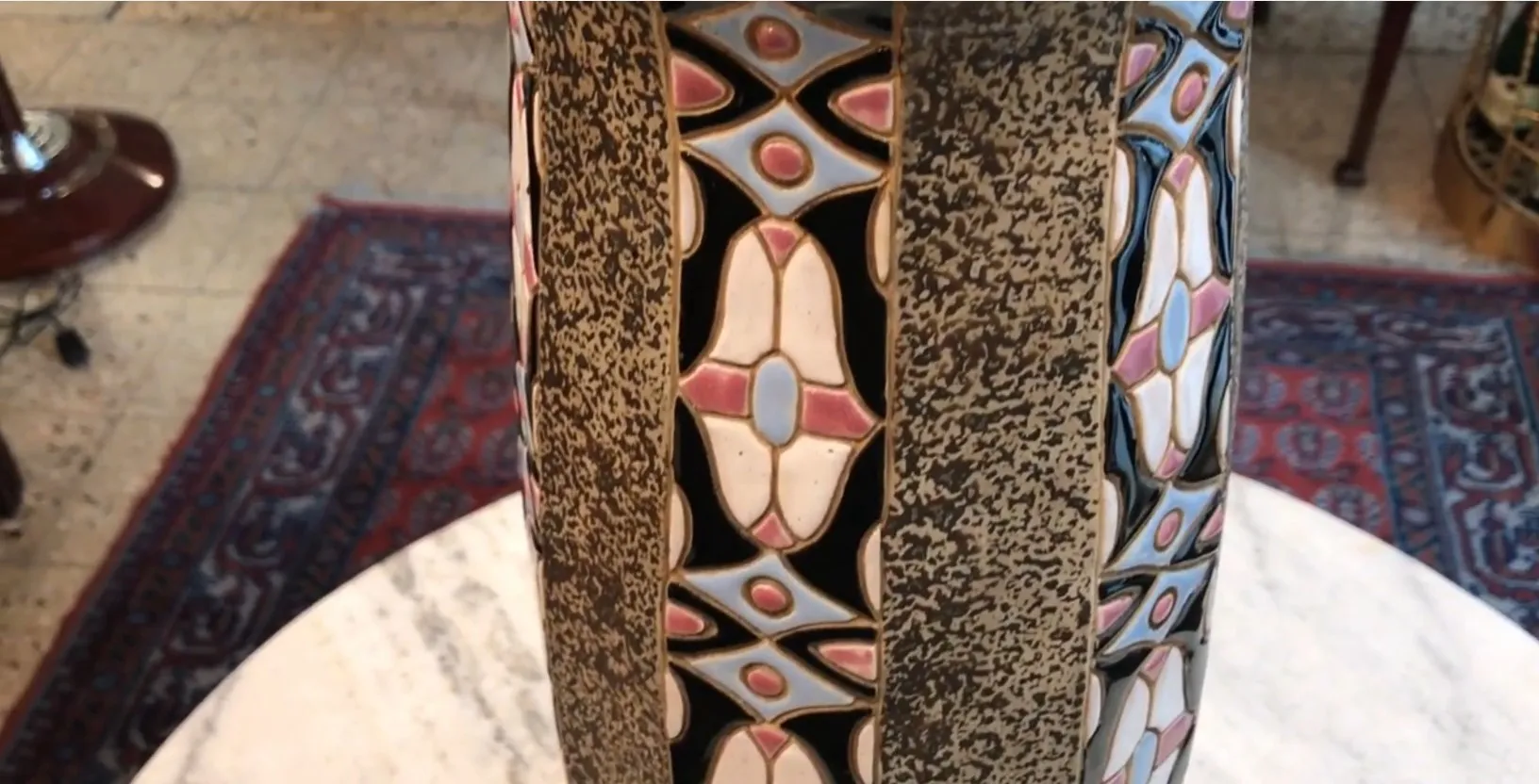 antiga luminária de mesa com padrões coloridos e detalhes decorativos em um ambiente tranquilo