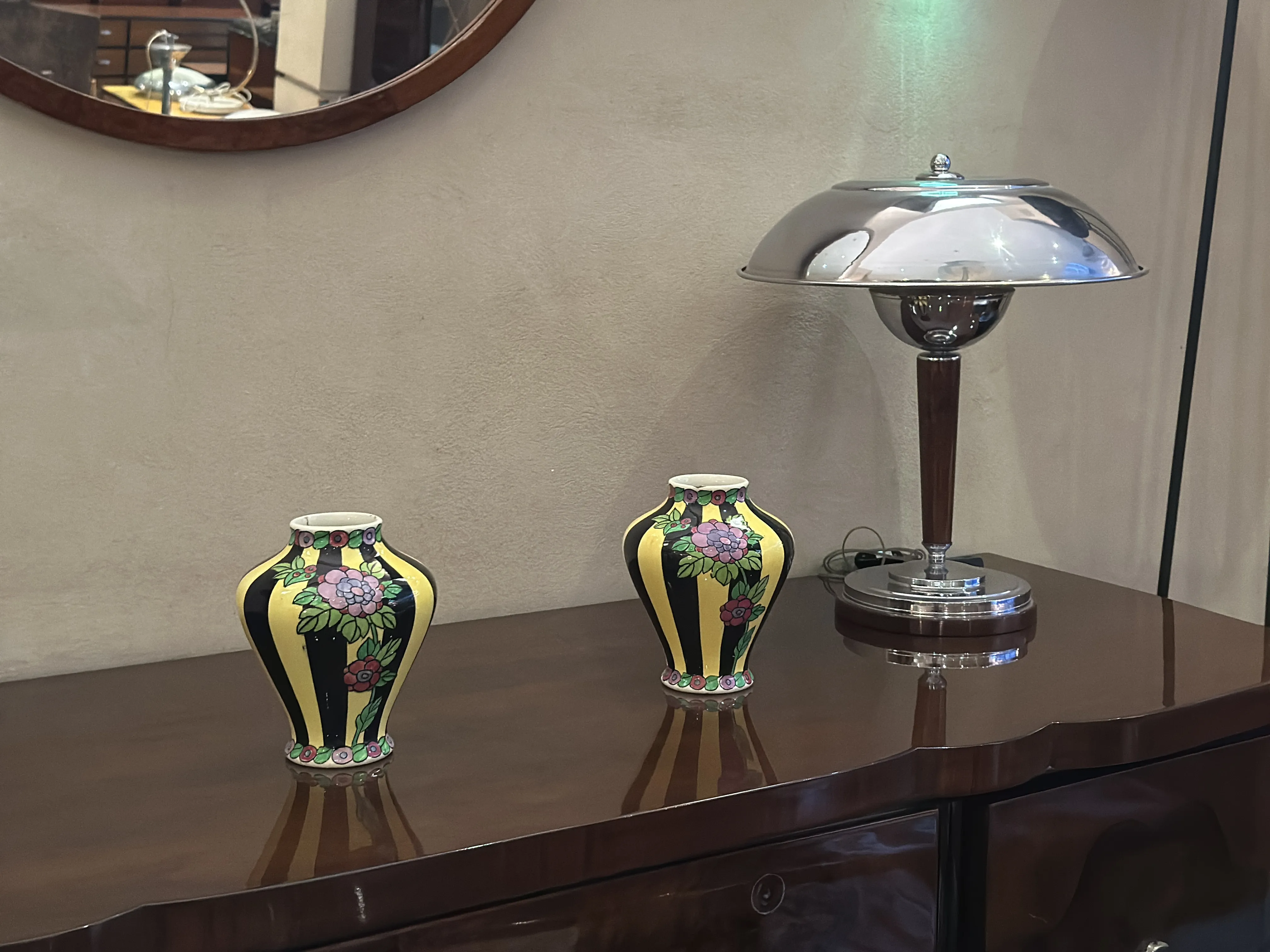 duas jarras de cerâmica antigas Boch Frères em uma mesa de estilo moderno