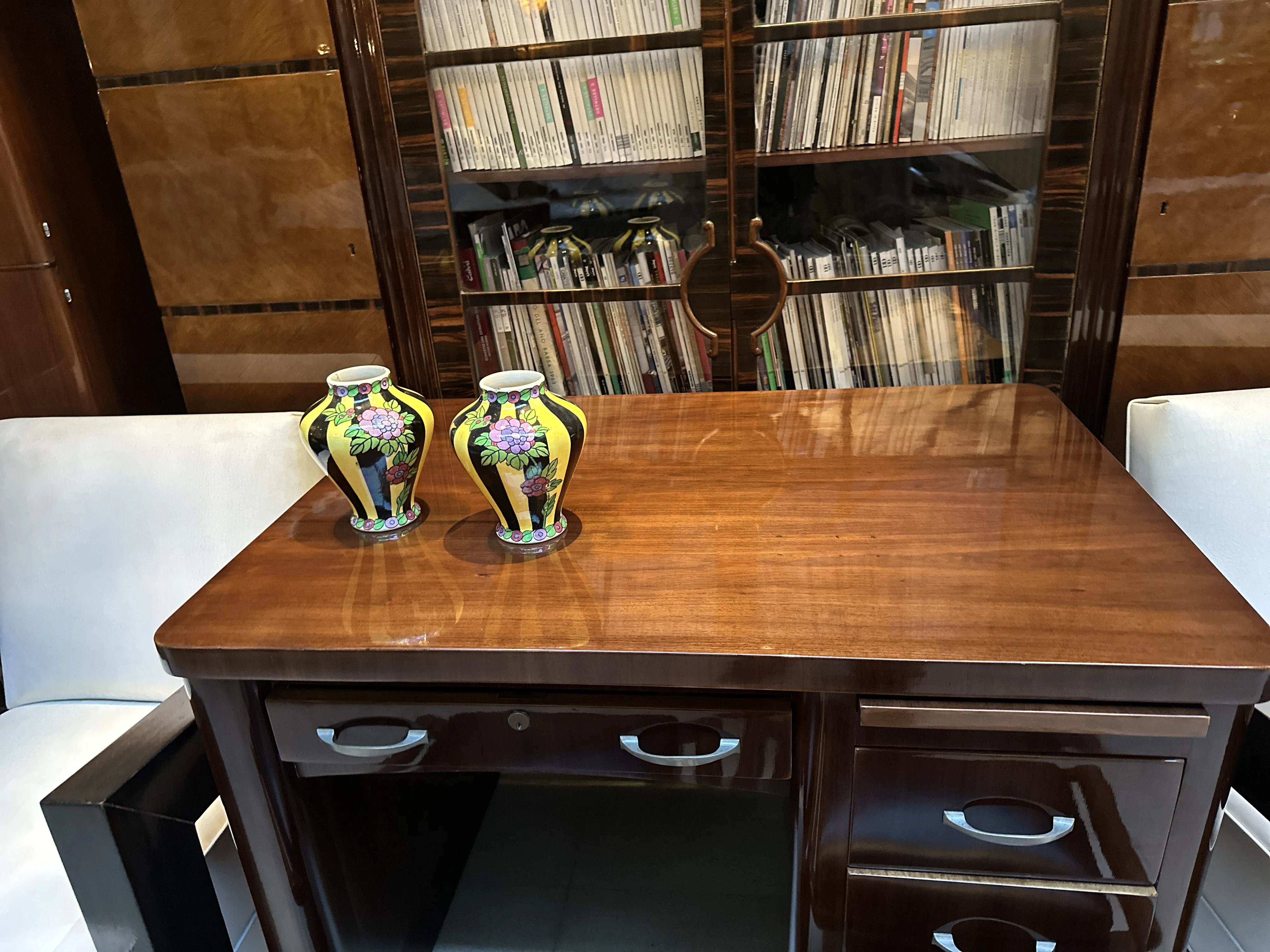 Dos jarrones de cerámica antigua de Boch Frères en mesa