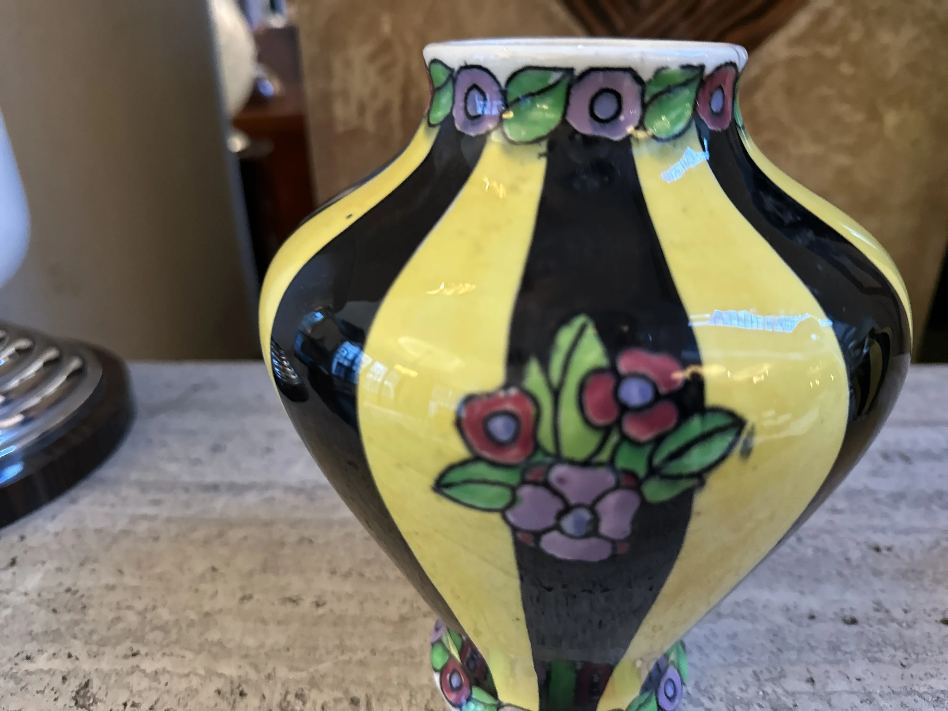 admirez la beauté de cette ancienne céramique de Boch frères, avec des couleurs vives et un design floral, créant une atmosphère nostalgique.