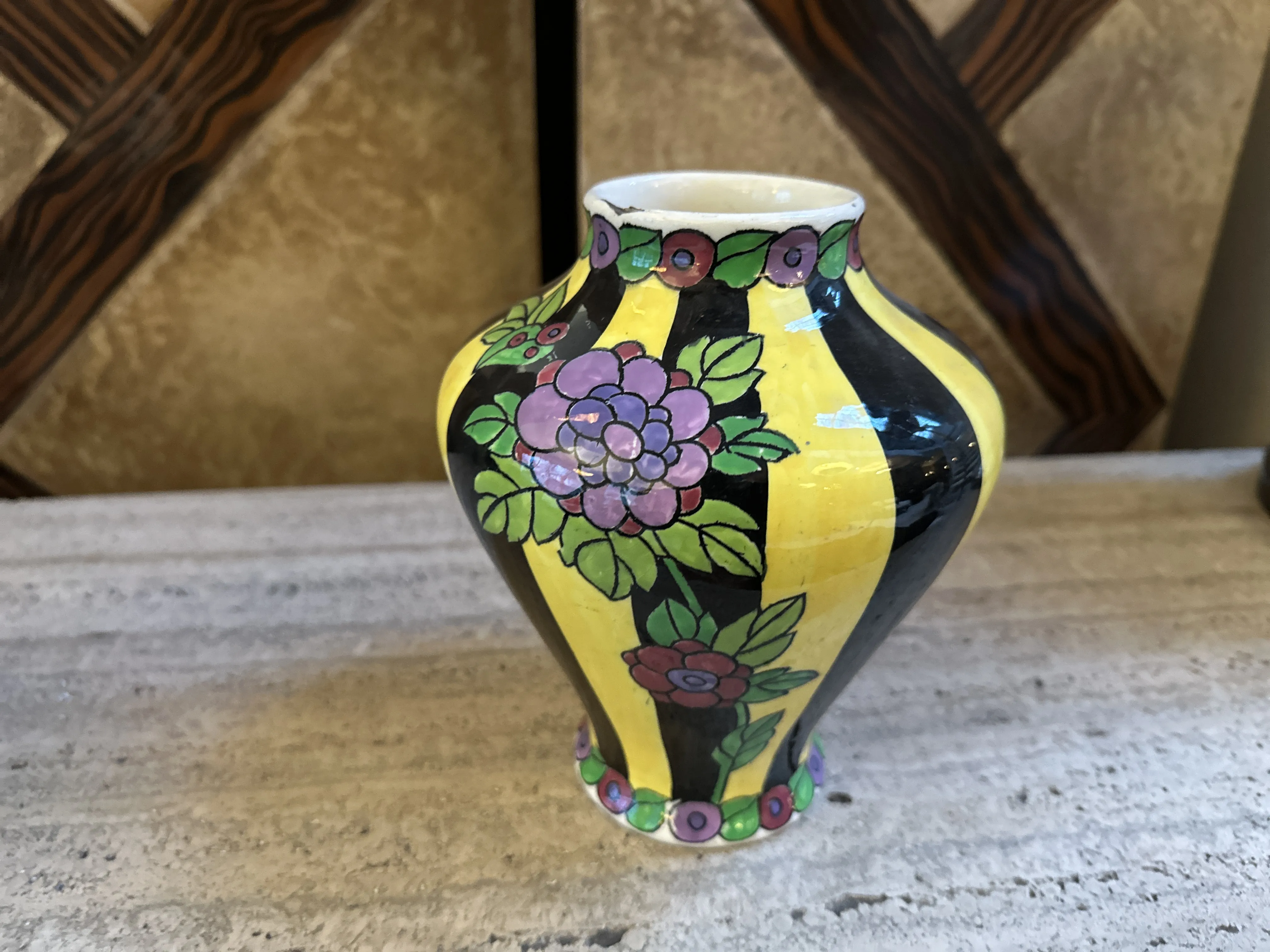 Antigua cerámica Boch Frères con diseño floral colorido.