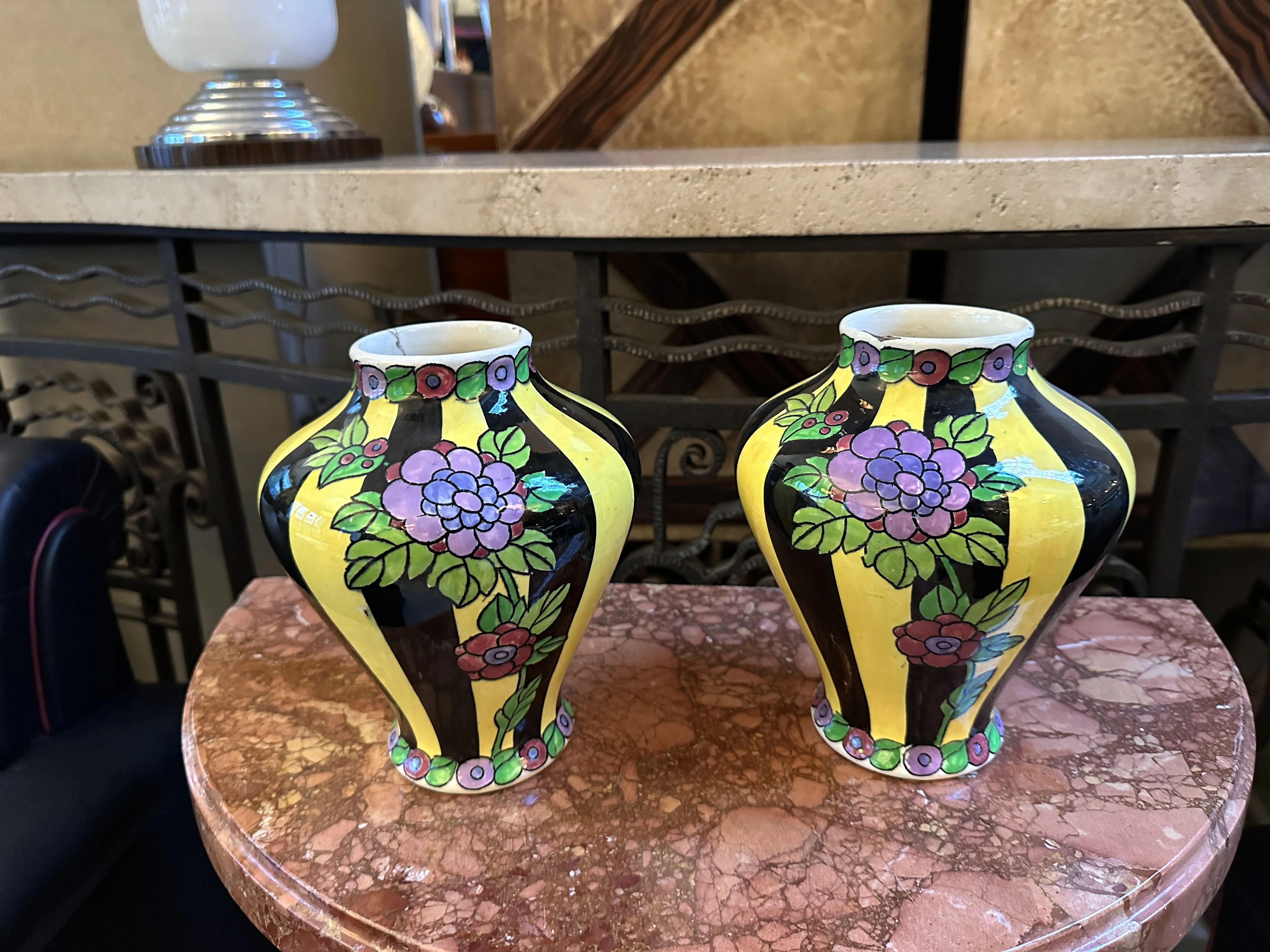 Due antiche ceramiche decorate con fiori gialli e neri.