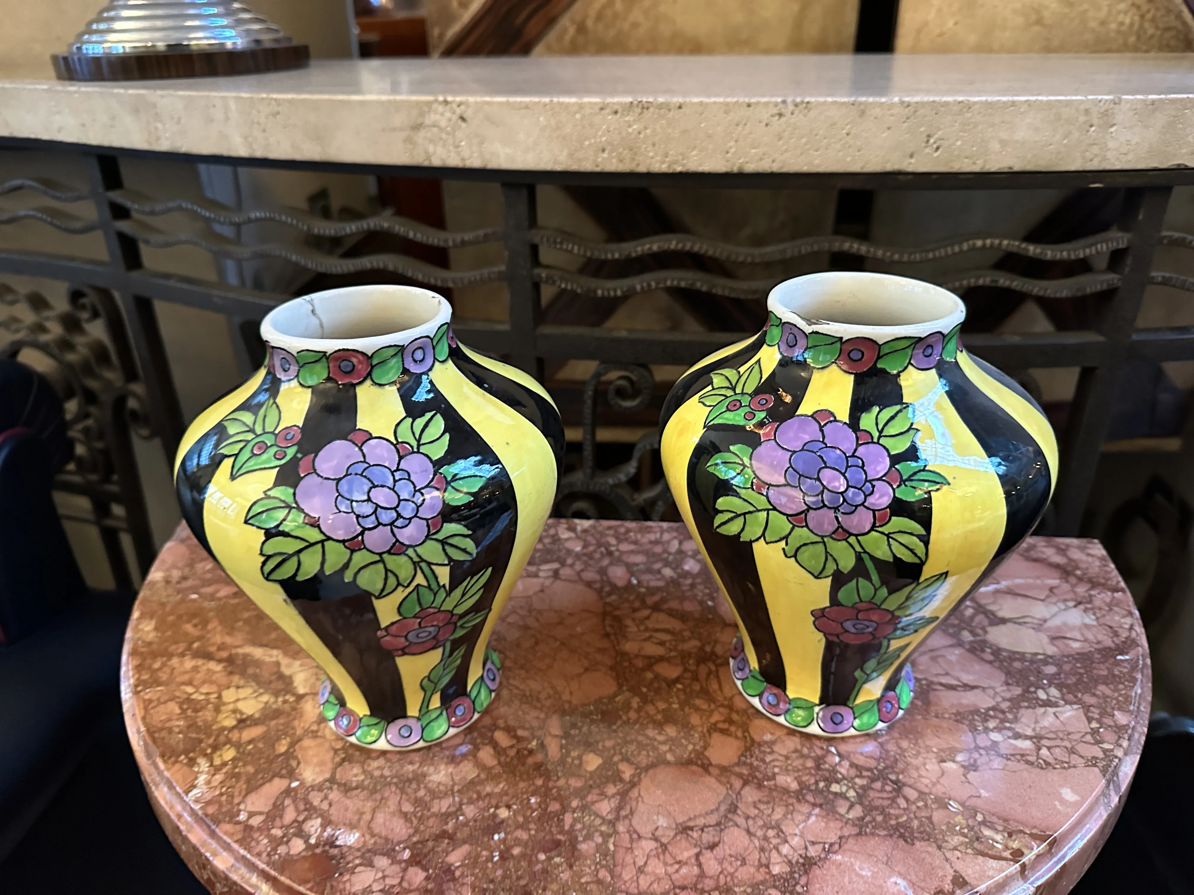 antike Keramikvasen mit bunten Blumenmustern