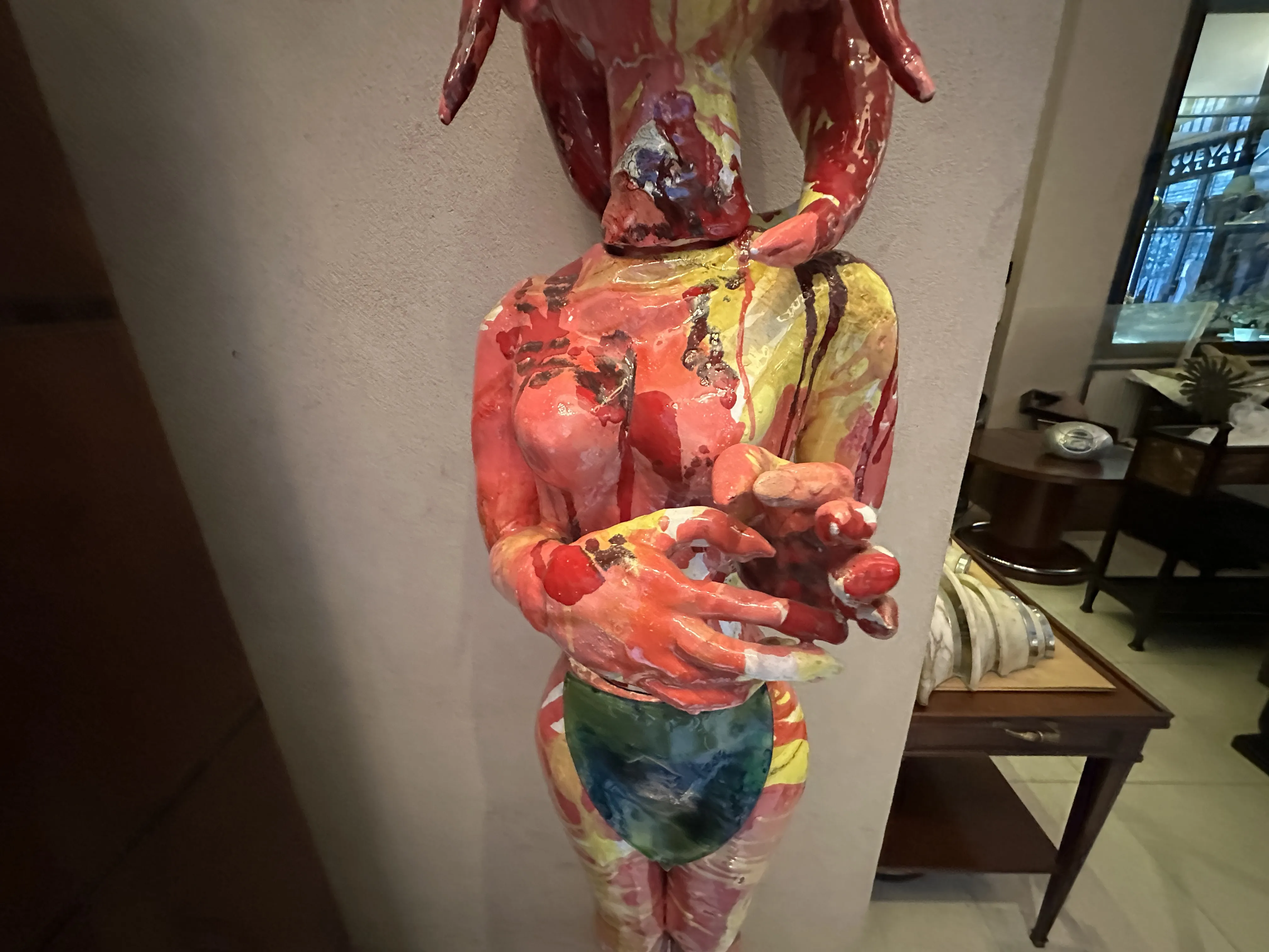 scultura in ceramica antica dai colori vivaci con dettagli