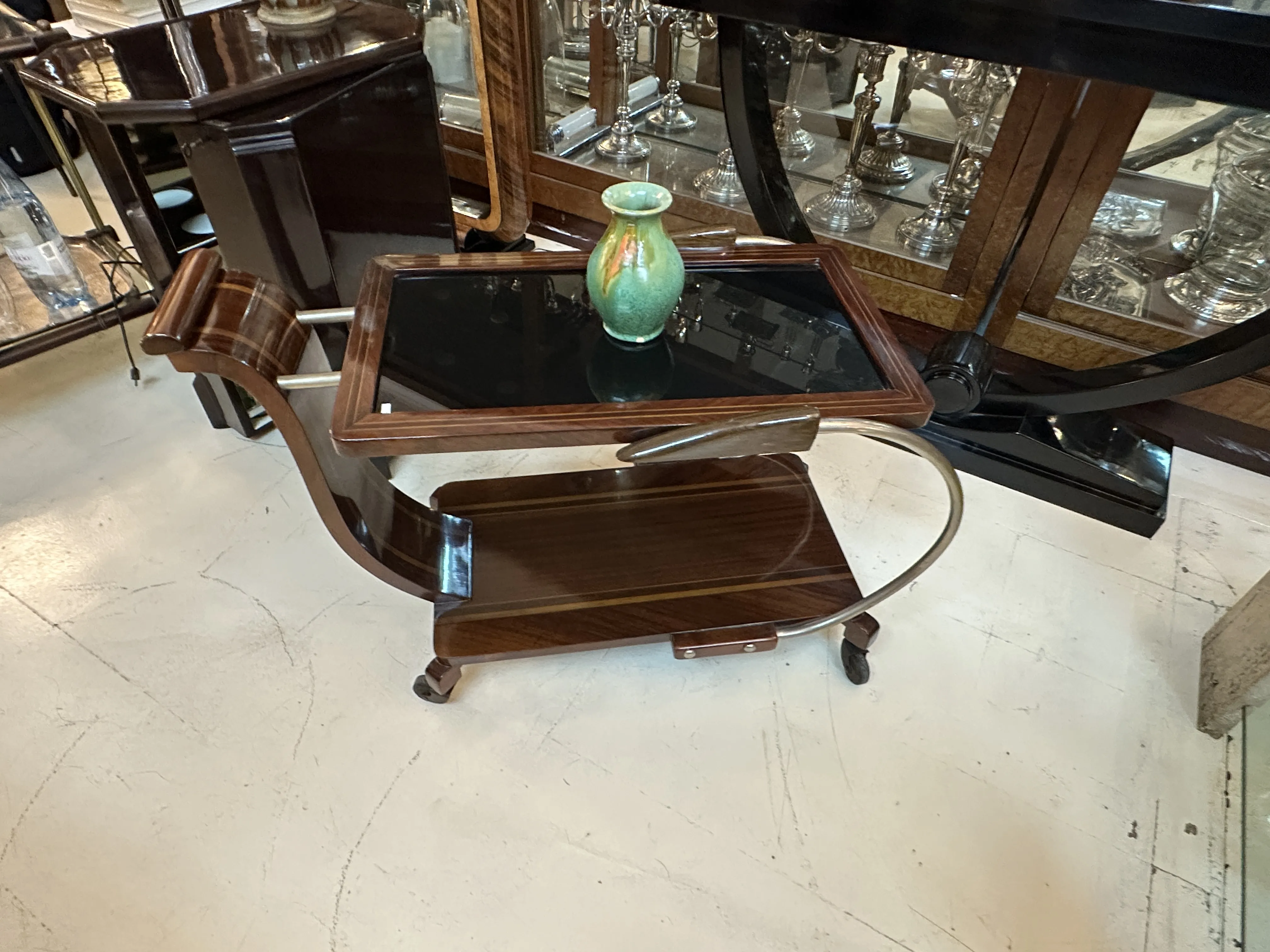 mesa de madera con cerámica decorativa antigua y fondo elegante