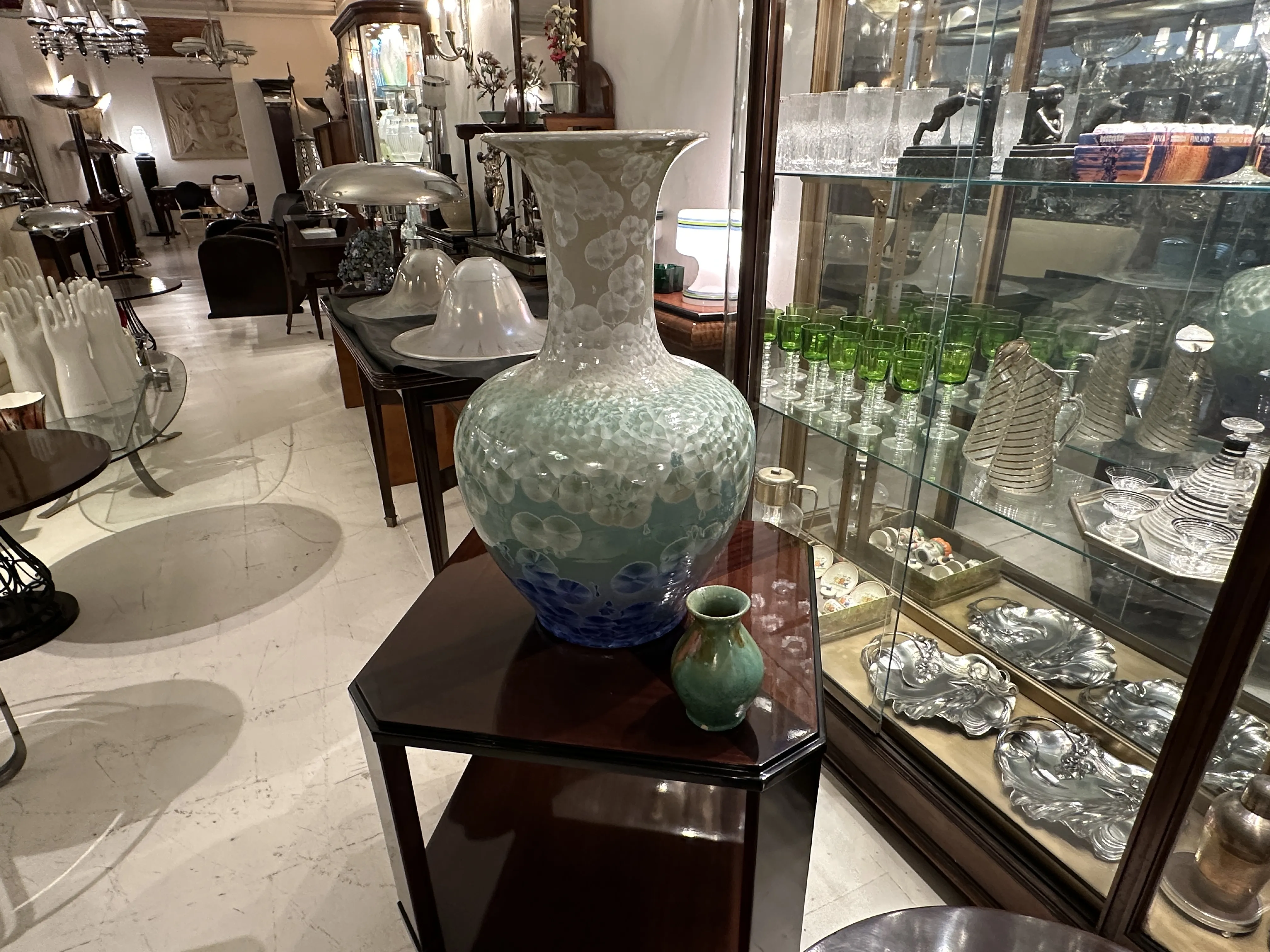 Jarrón antiguo de cerámica con patrón azul y verde