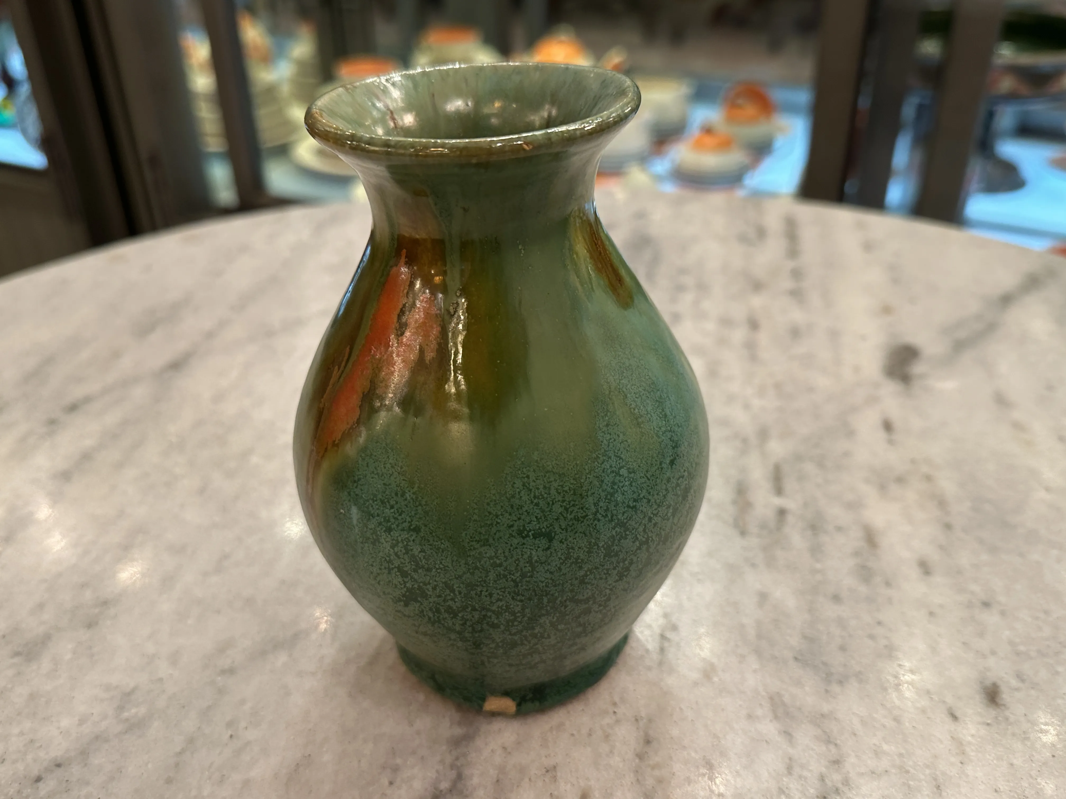 Vaso antico in ceramica verde con dettagli decorativi