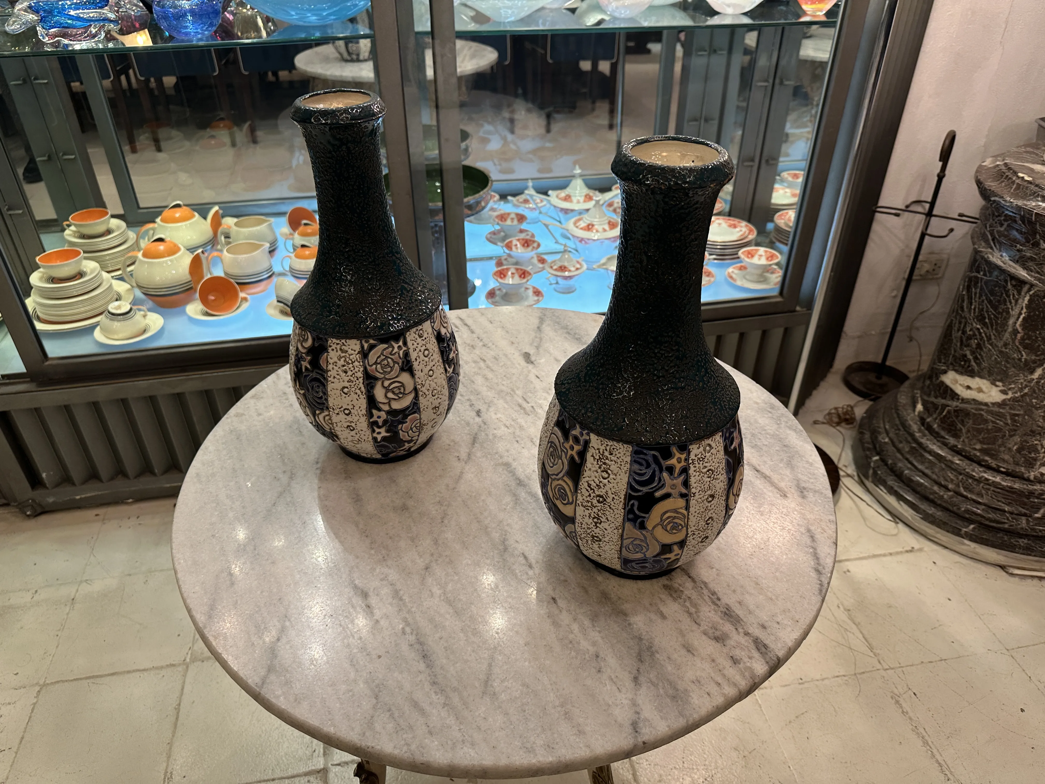 Amphora decorativa de cerámica antigua con motivos florales