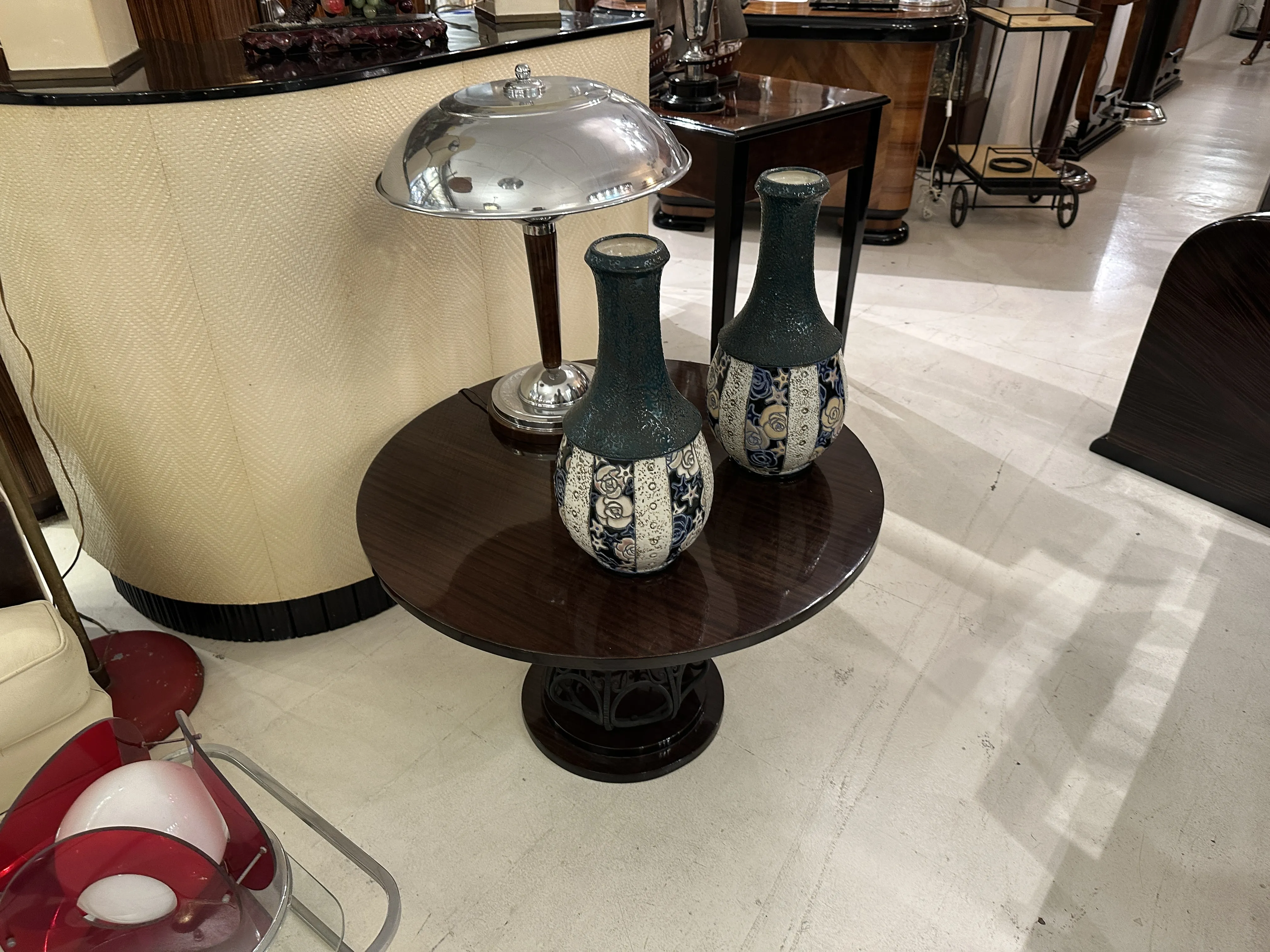 amfora ceramica antica decorativa su tavolo