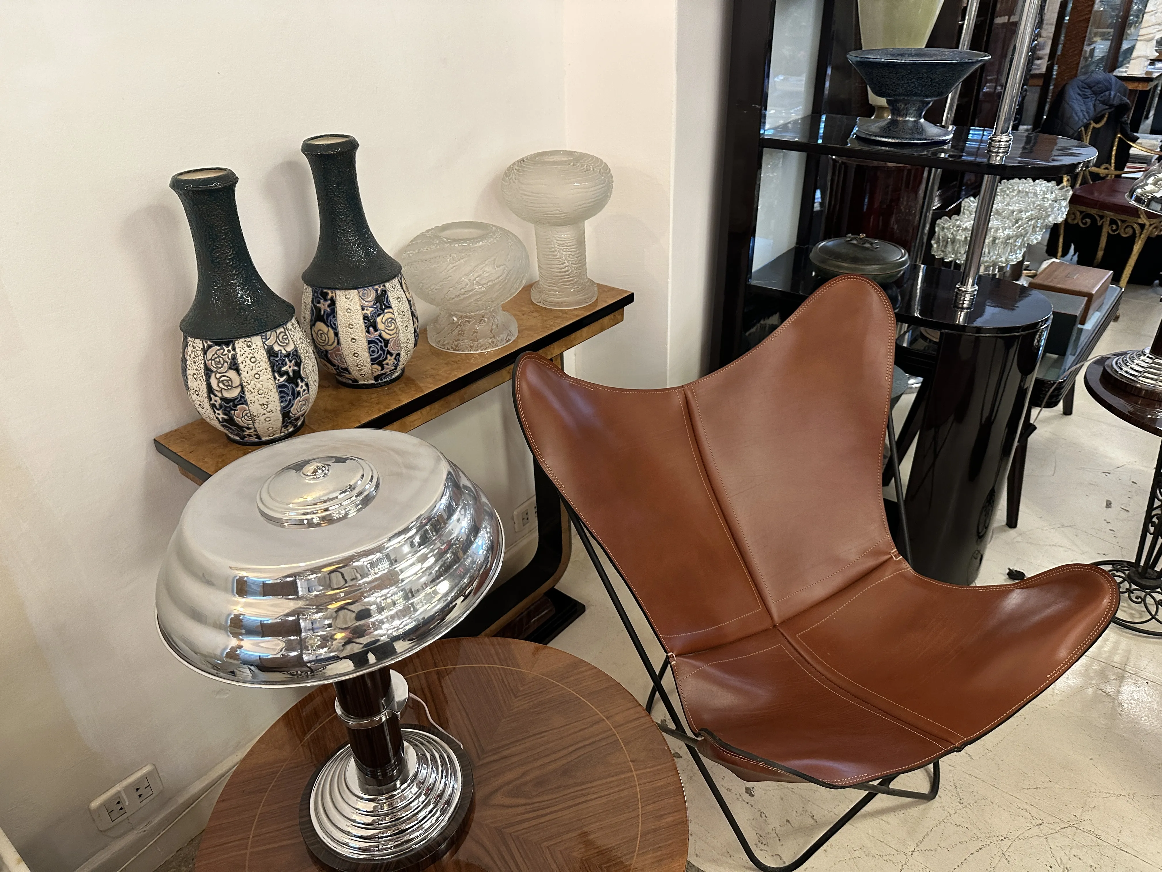 due antiche giarre in ceramica decorate in un ambiente elegante