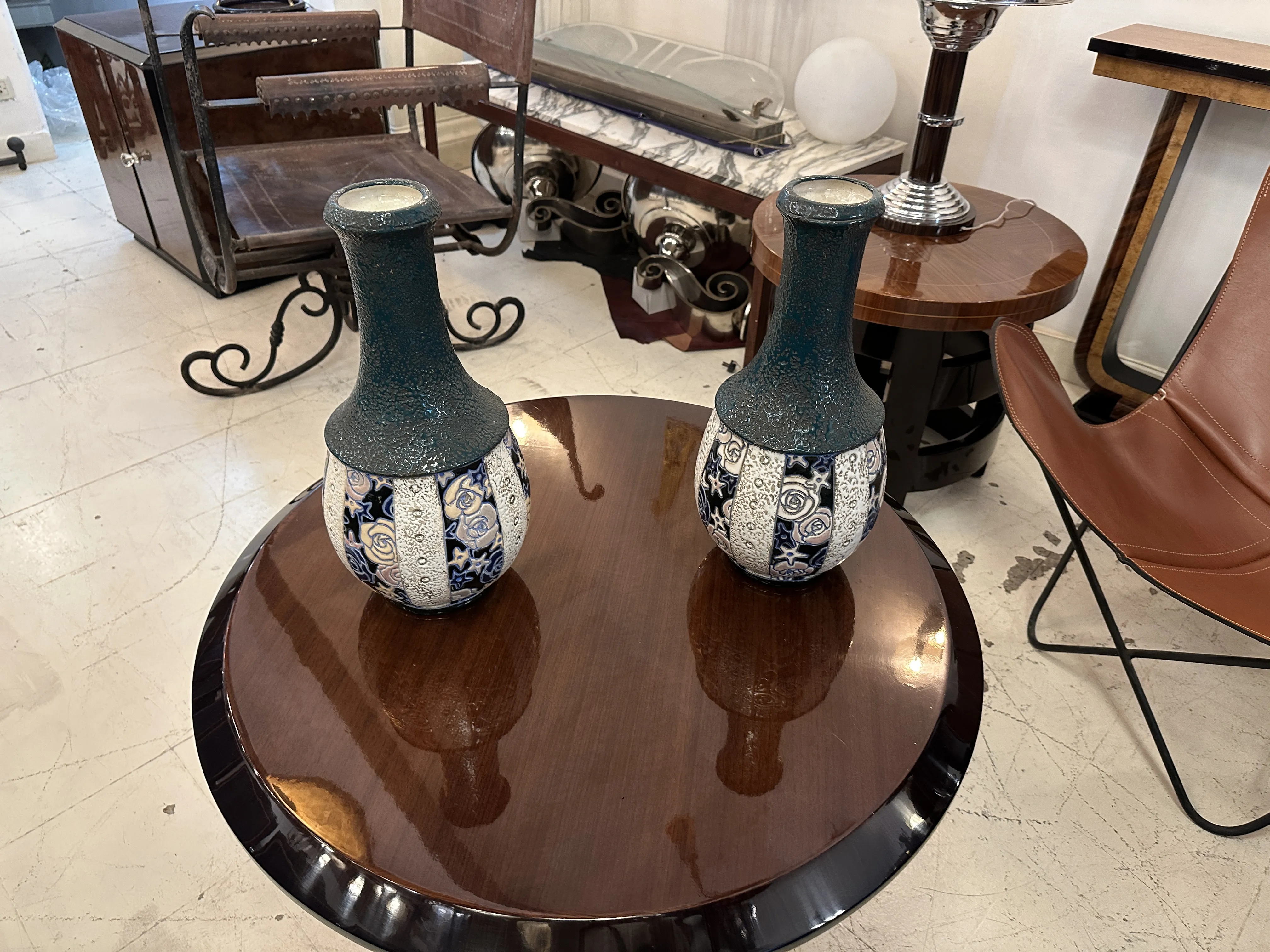 Deux anciennes amphores en céramique décorées