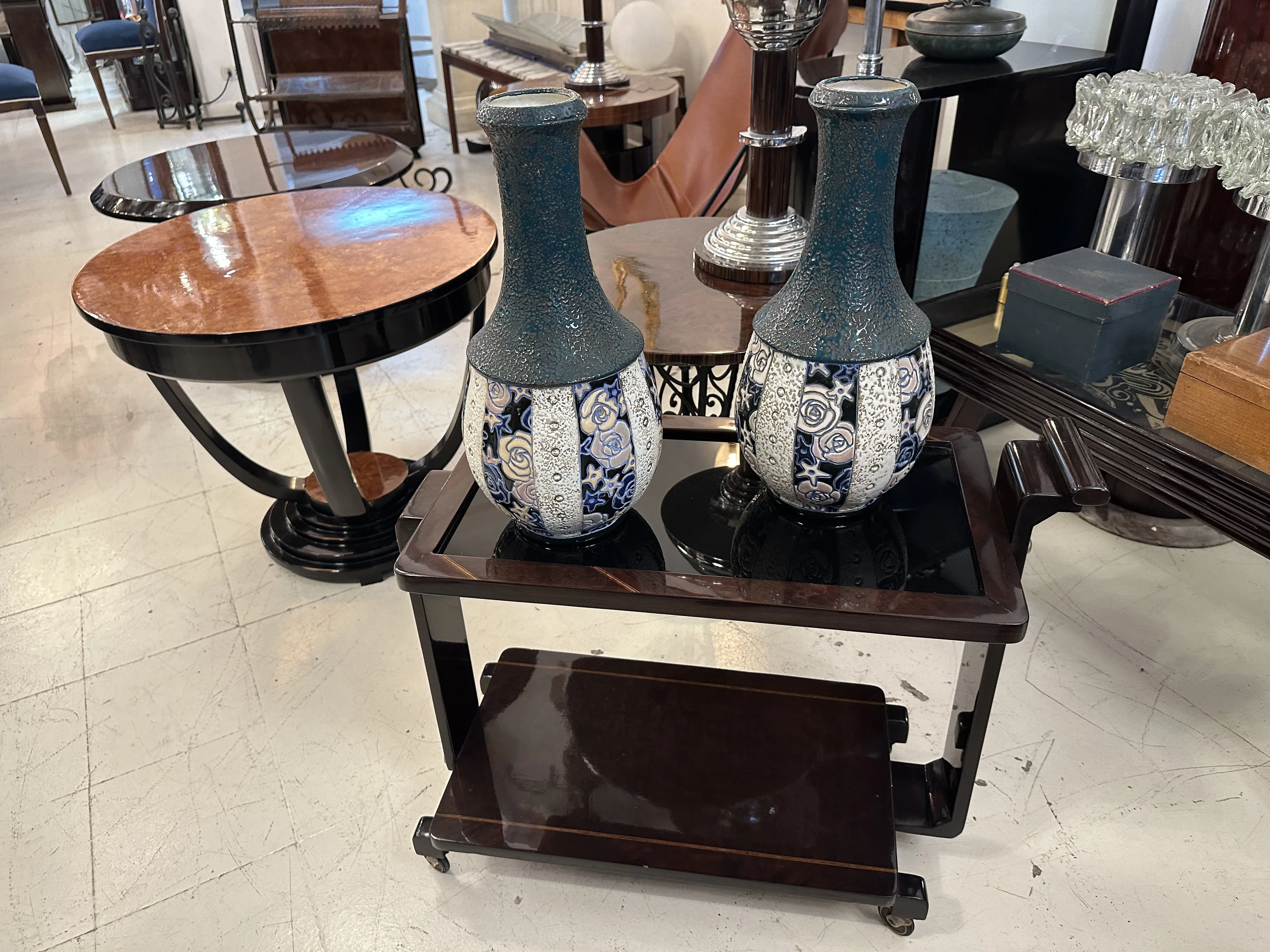 par de antiguas ceramicas amphora decorativas en una mesa