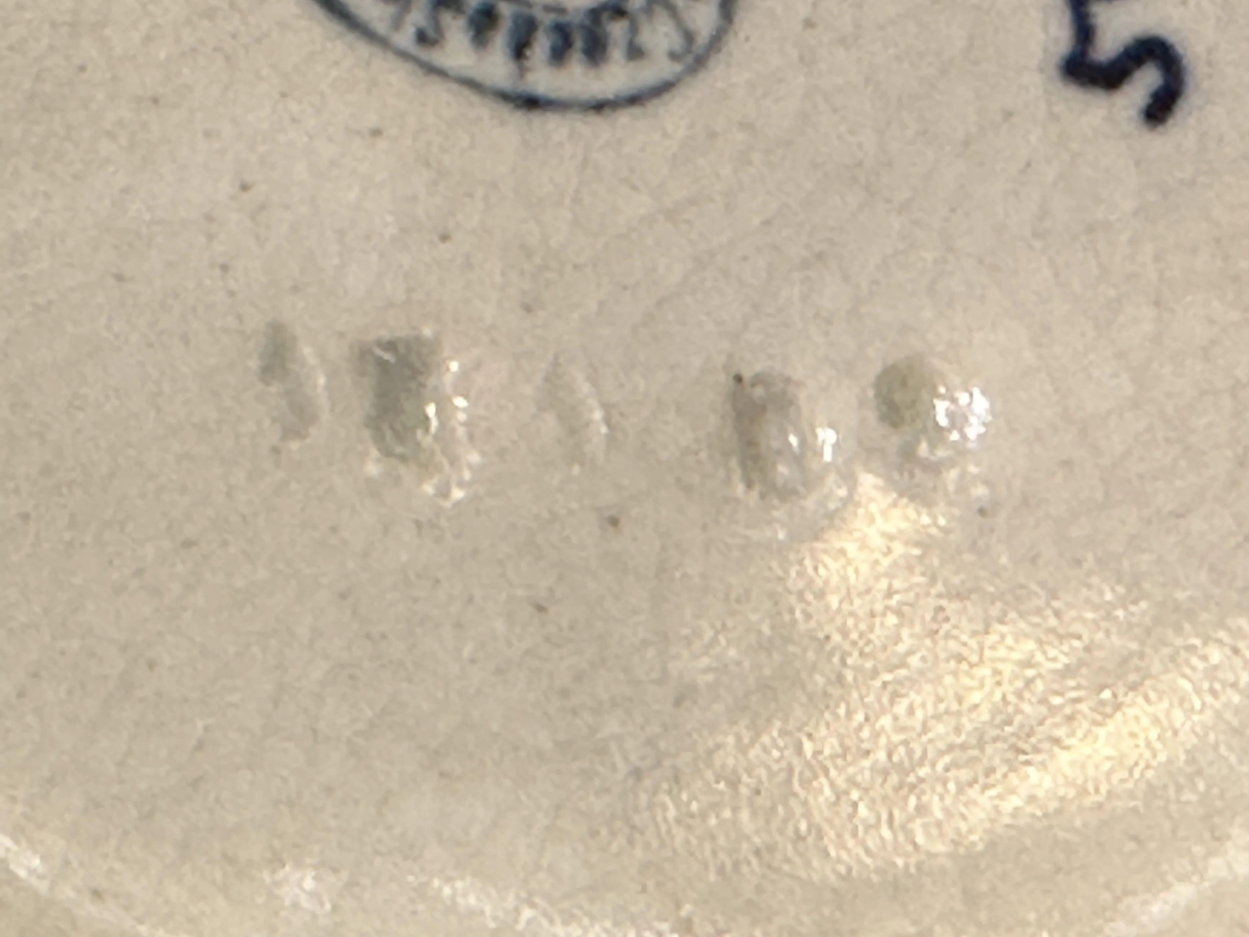 Antiga cerâmica anfora com detalhe da marca