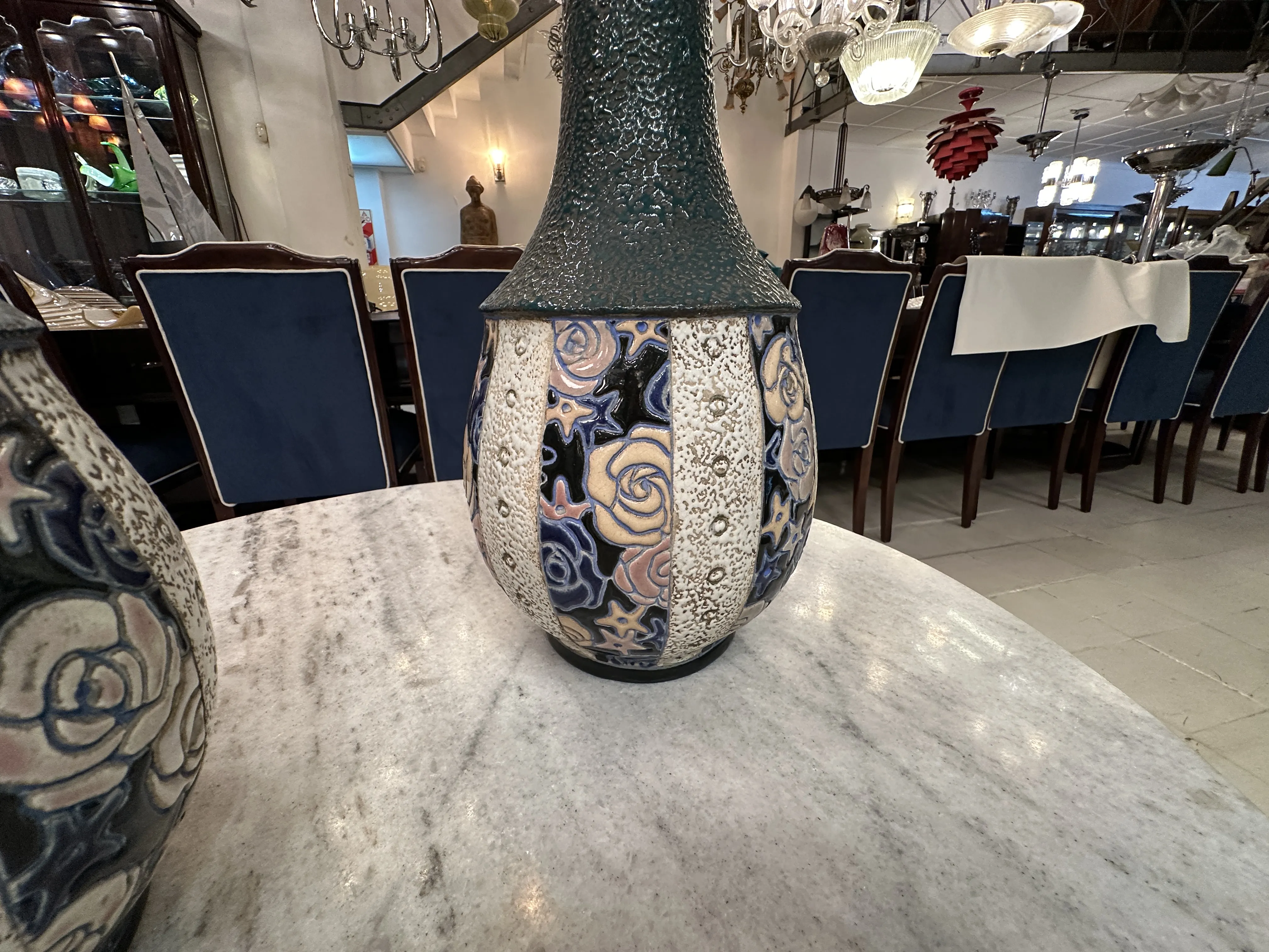 Cerámica antigua con diseños en relieve en un elegante ambiente