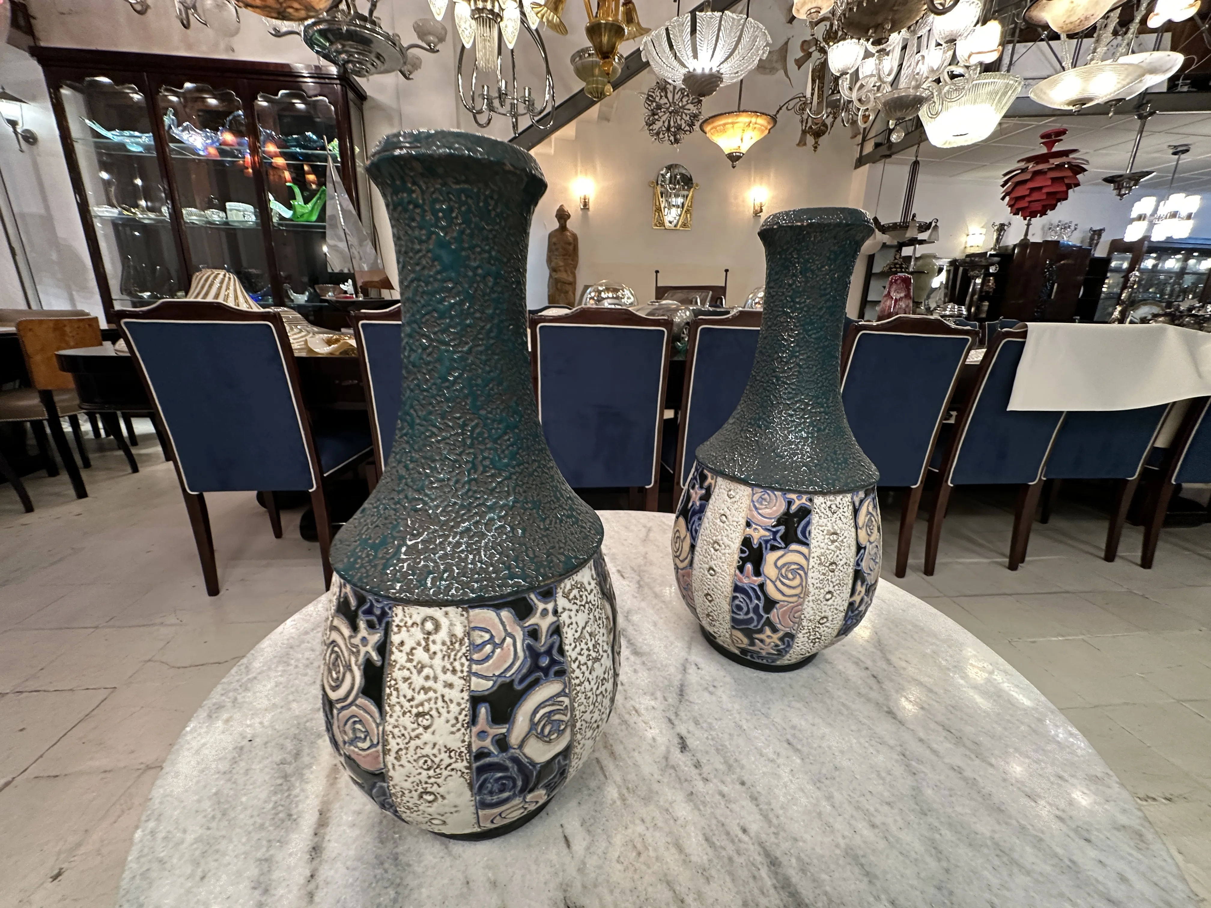 Due antiche amfore in ceramica decorativa con design colorati.