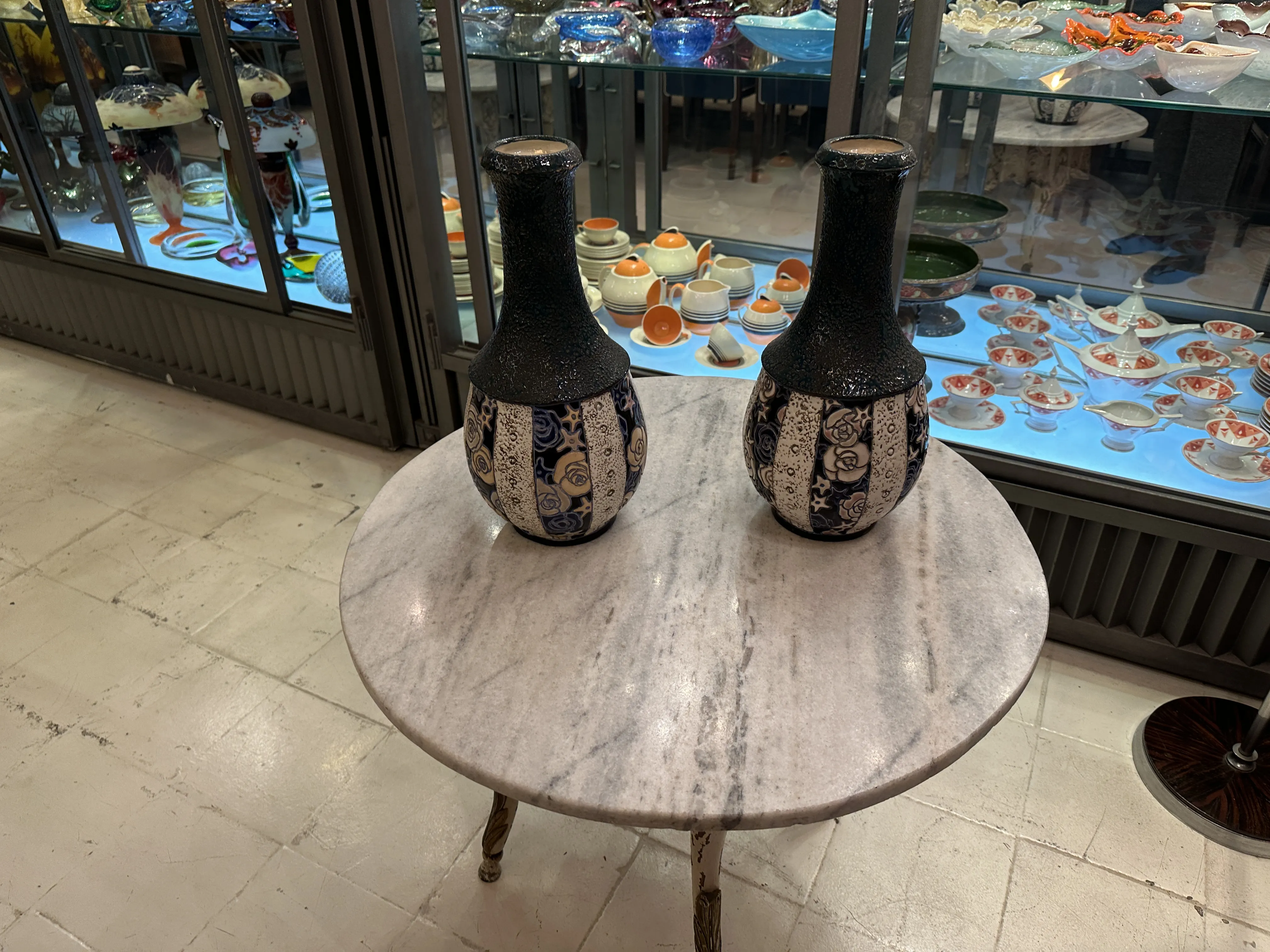 Deux céramiques anciennes sur une table en marbre
