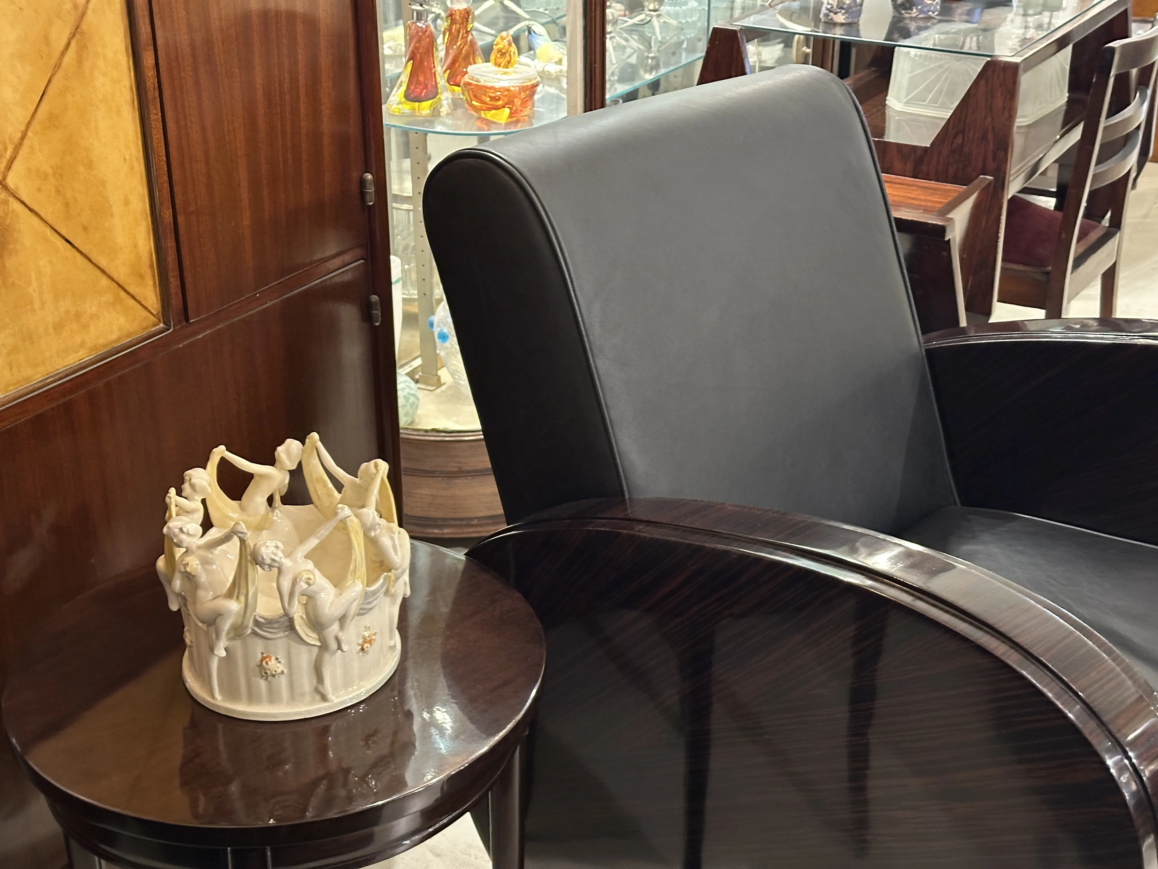 pezzo decorativo in ceramica antica con figure