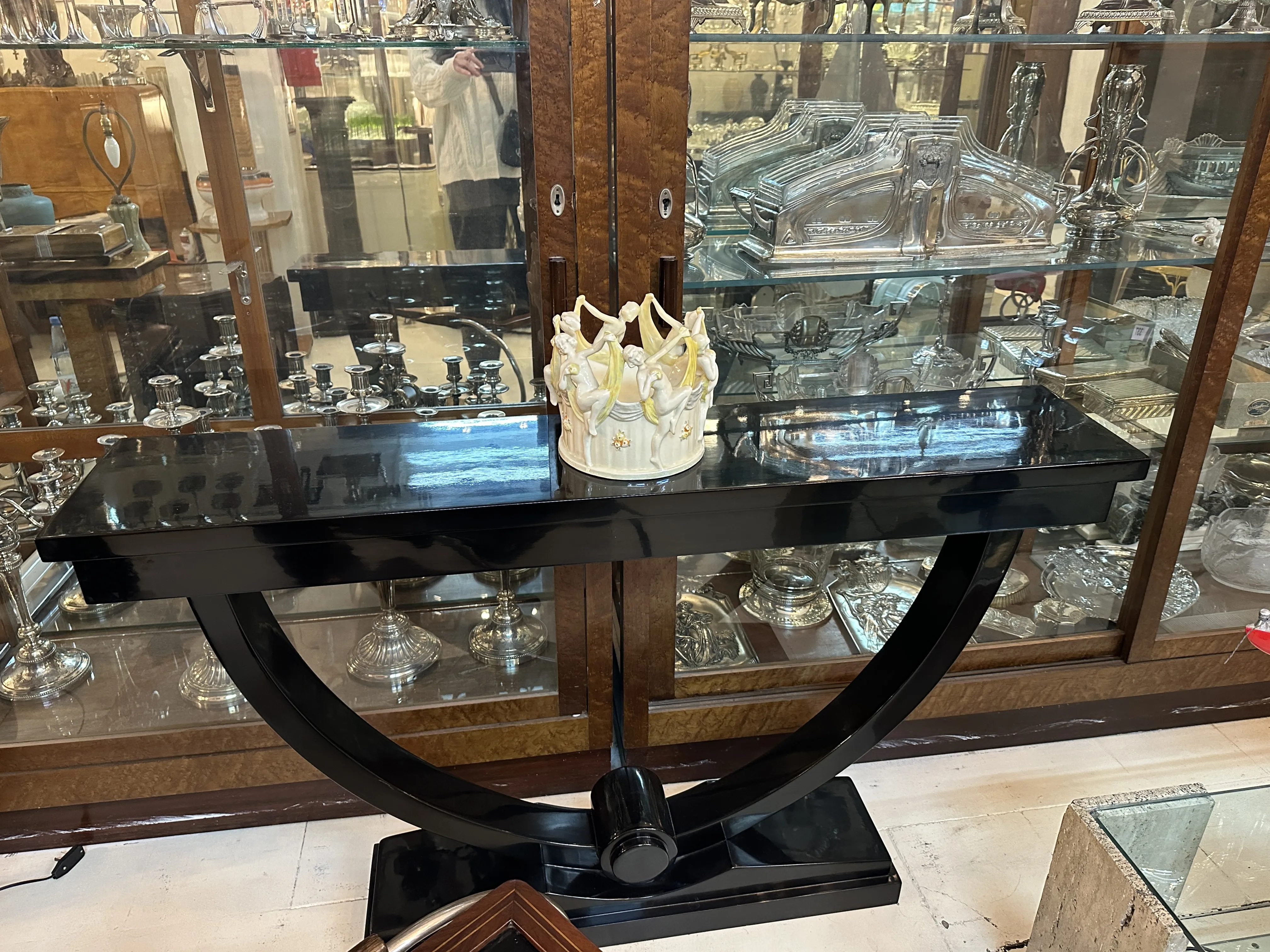 Antica ceramica decorativa su tavoli con sfondo argentato