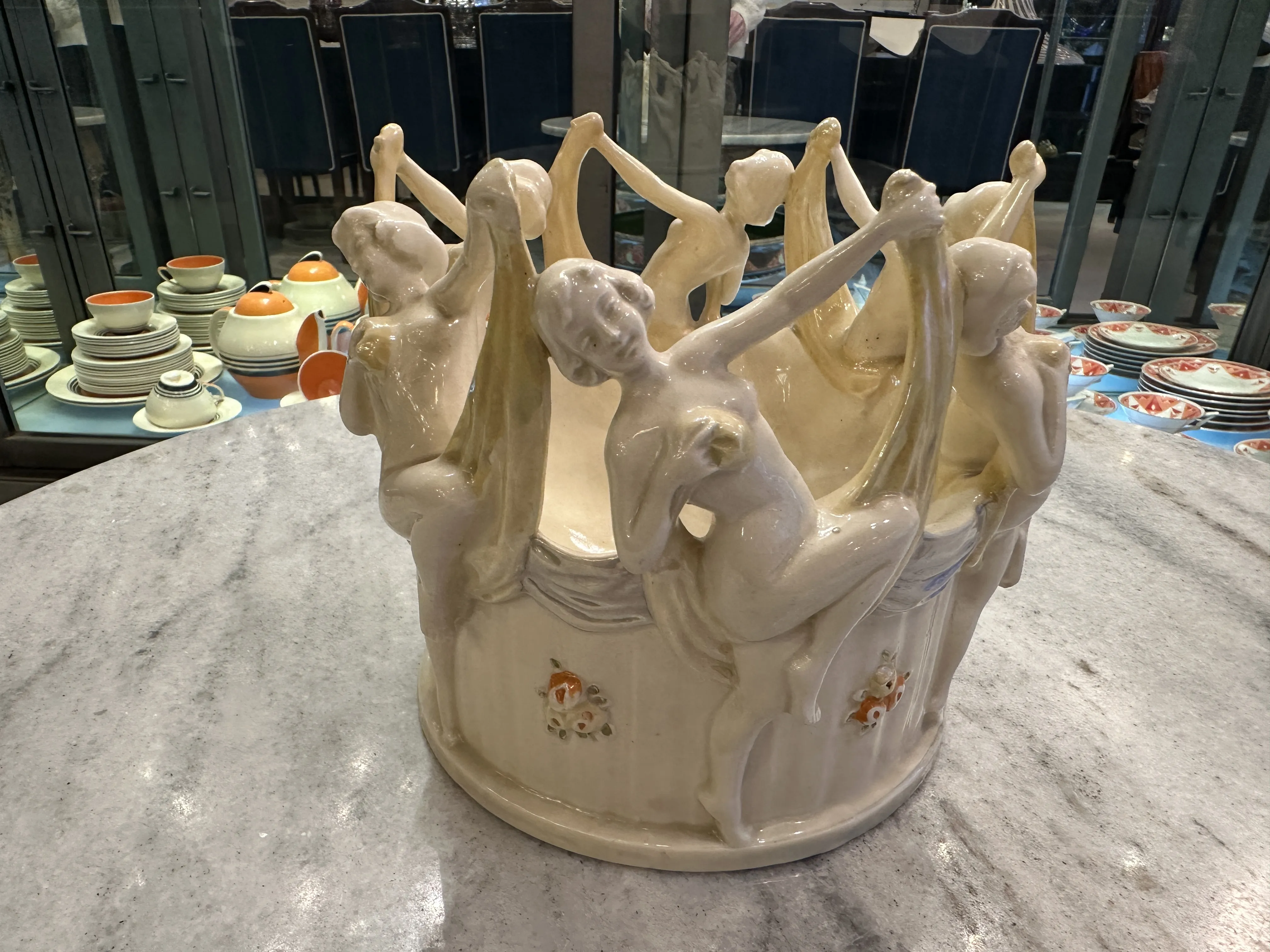 Elegante cerâmica antiga com figuras humanas em um ambiente moderno.