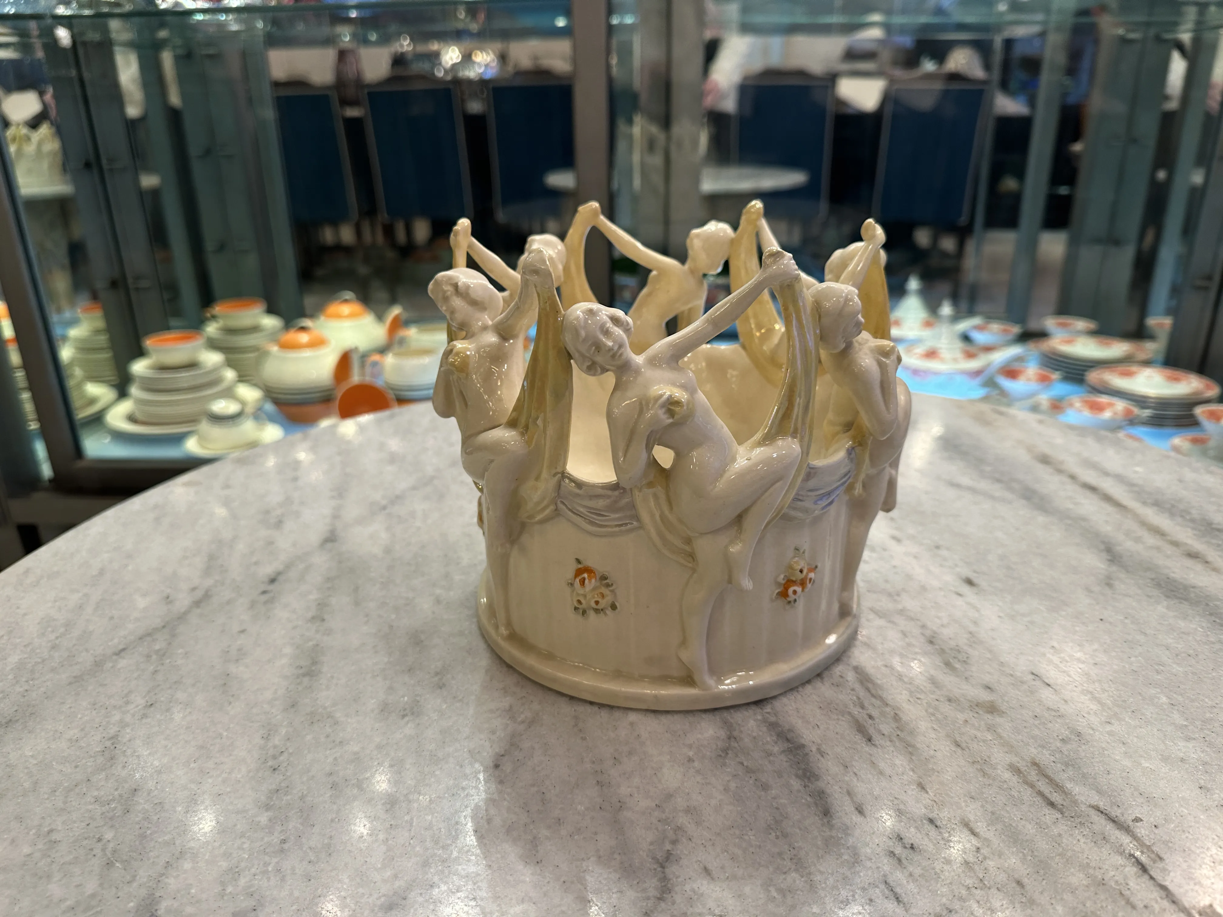 decorativa ceramica antigua con figuras en relevo