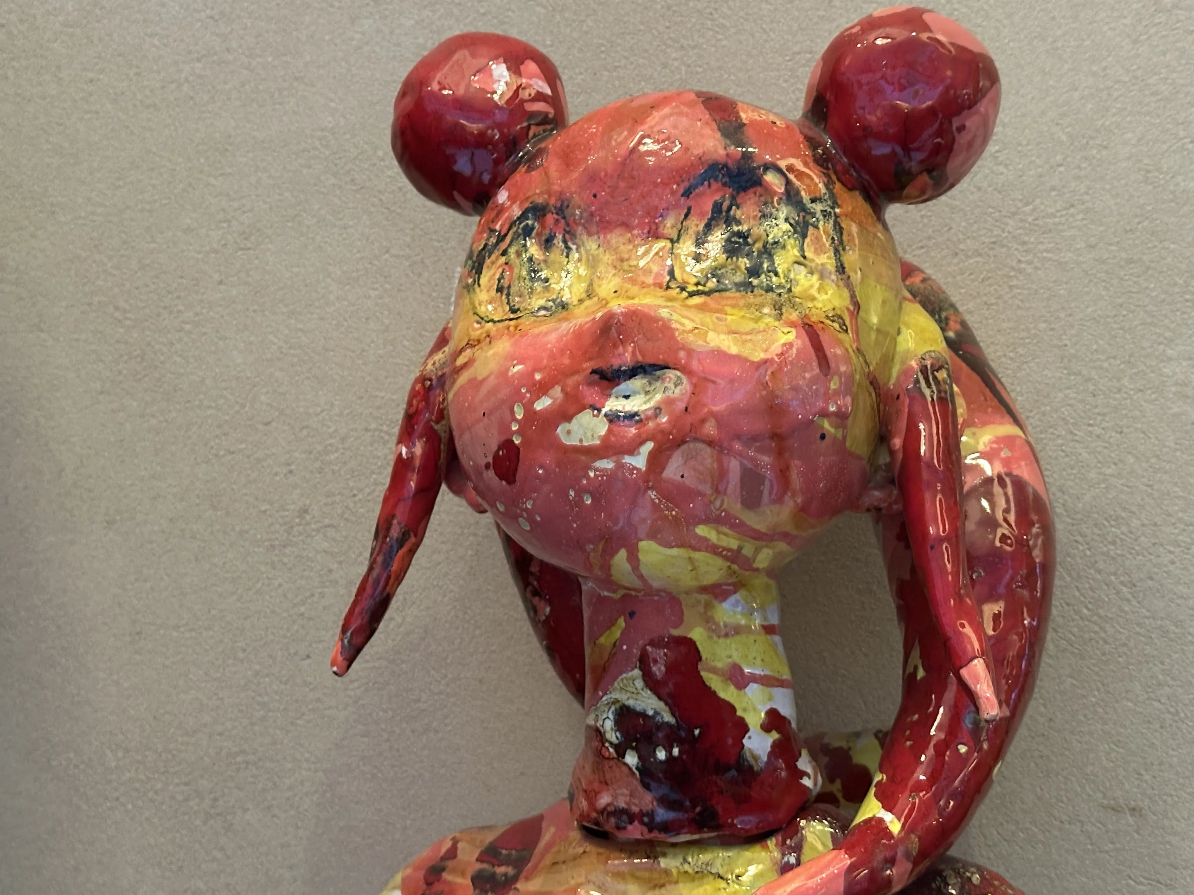 escultura cerâmica antiga em cores vivas