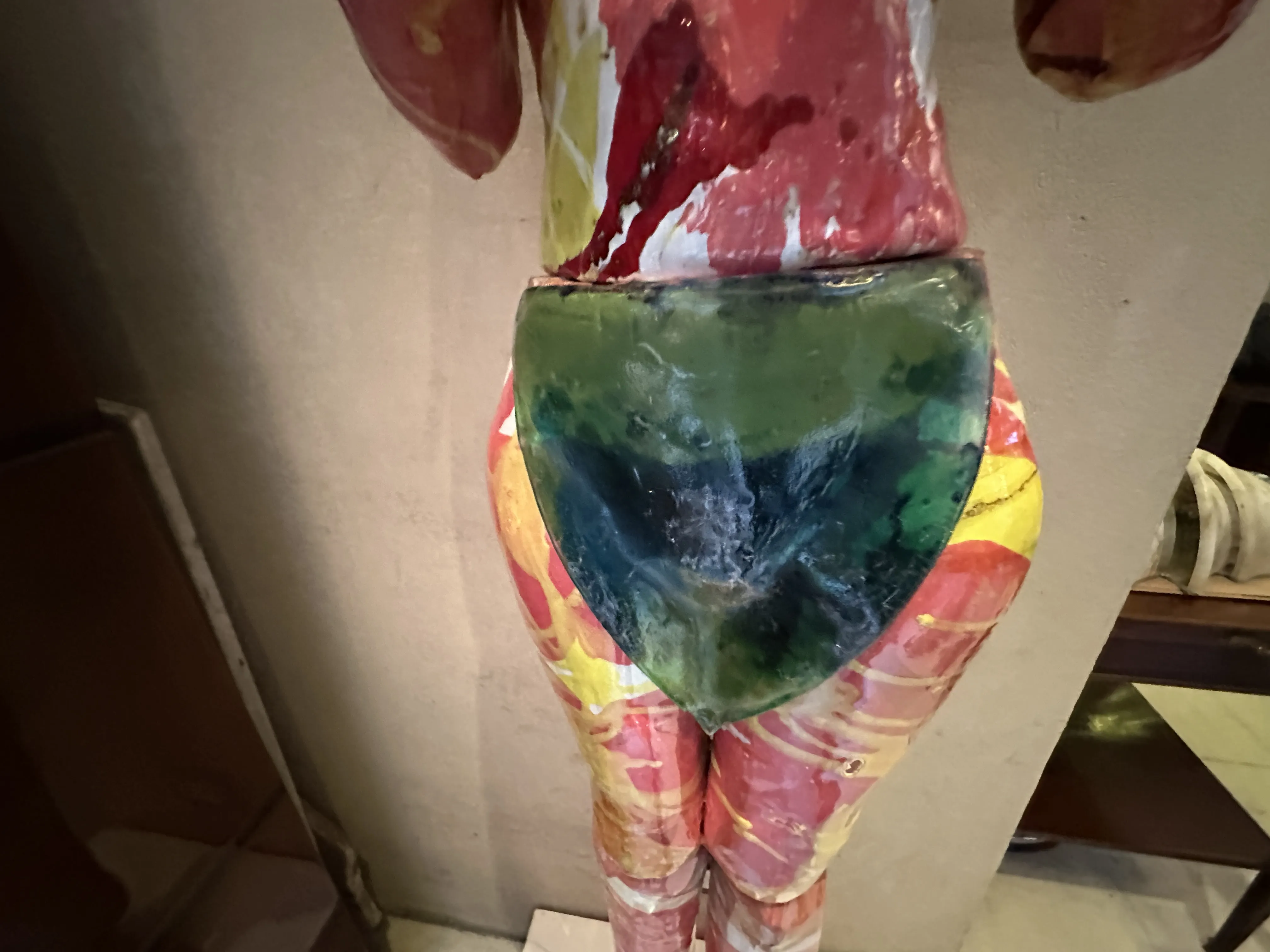Sculpture en céramique ancienne avec des couleurs vives.