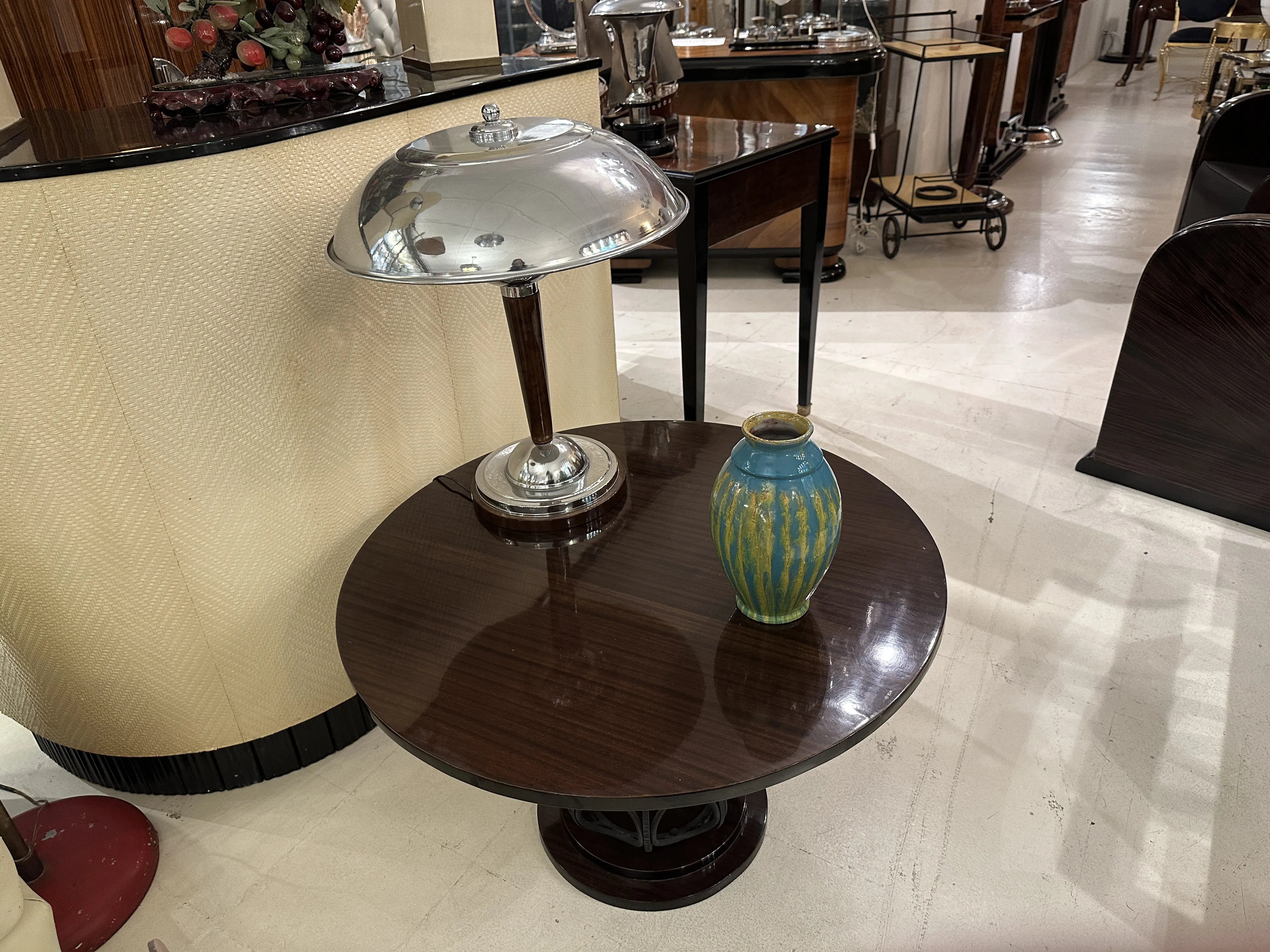 Jarrón de cerámica antigua decorativa en una mesa