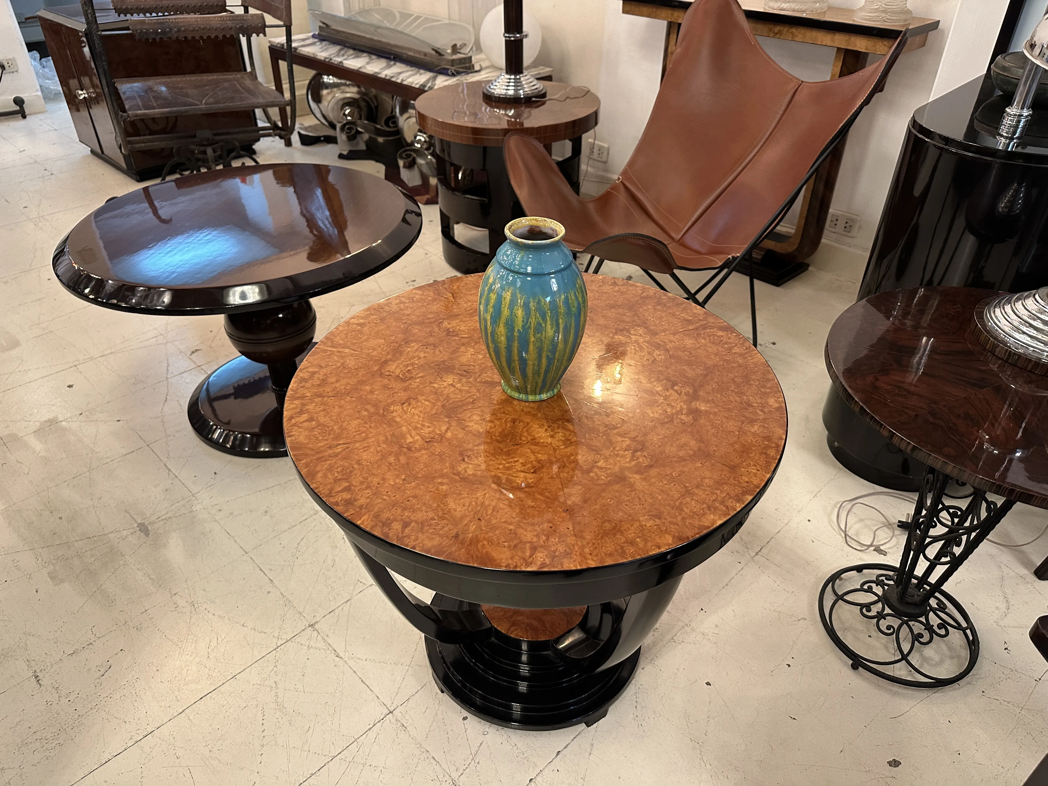 Hermosa cerámica antigua decorativa sobre mesa de madera.