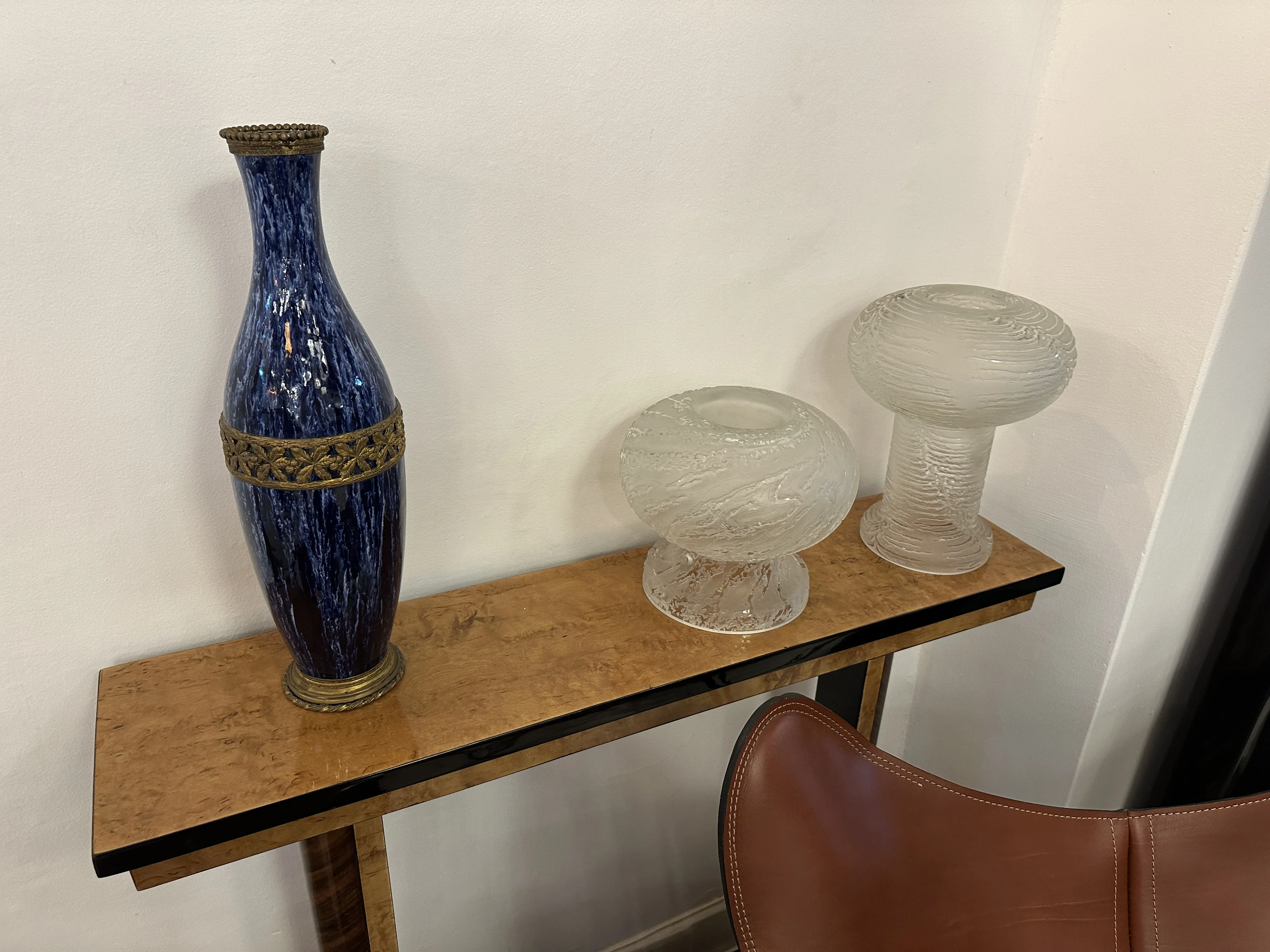 Vaso ceramico antico di Boch Frères in blu e oro.