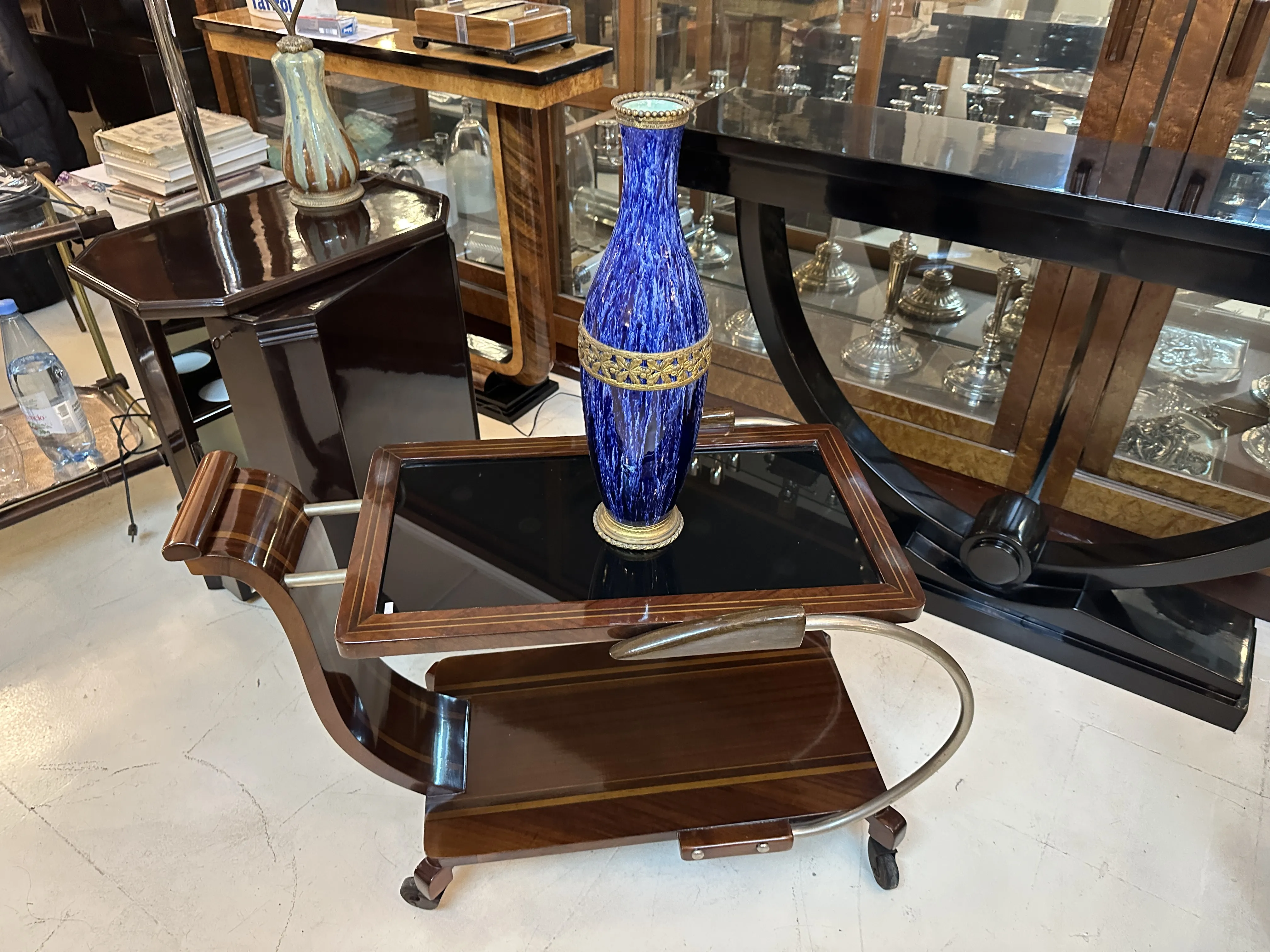 vase bleu en céramique avec détails dorés dans un environnement ancien