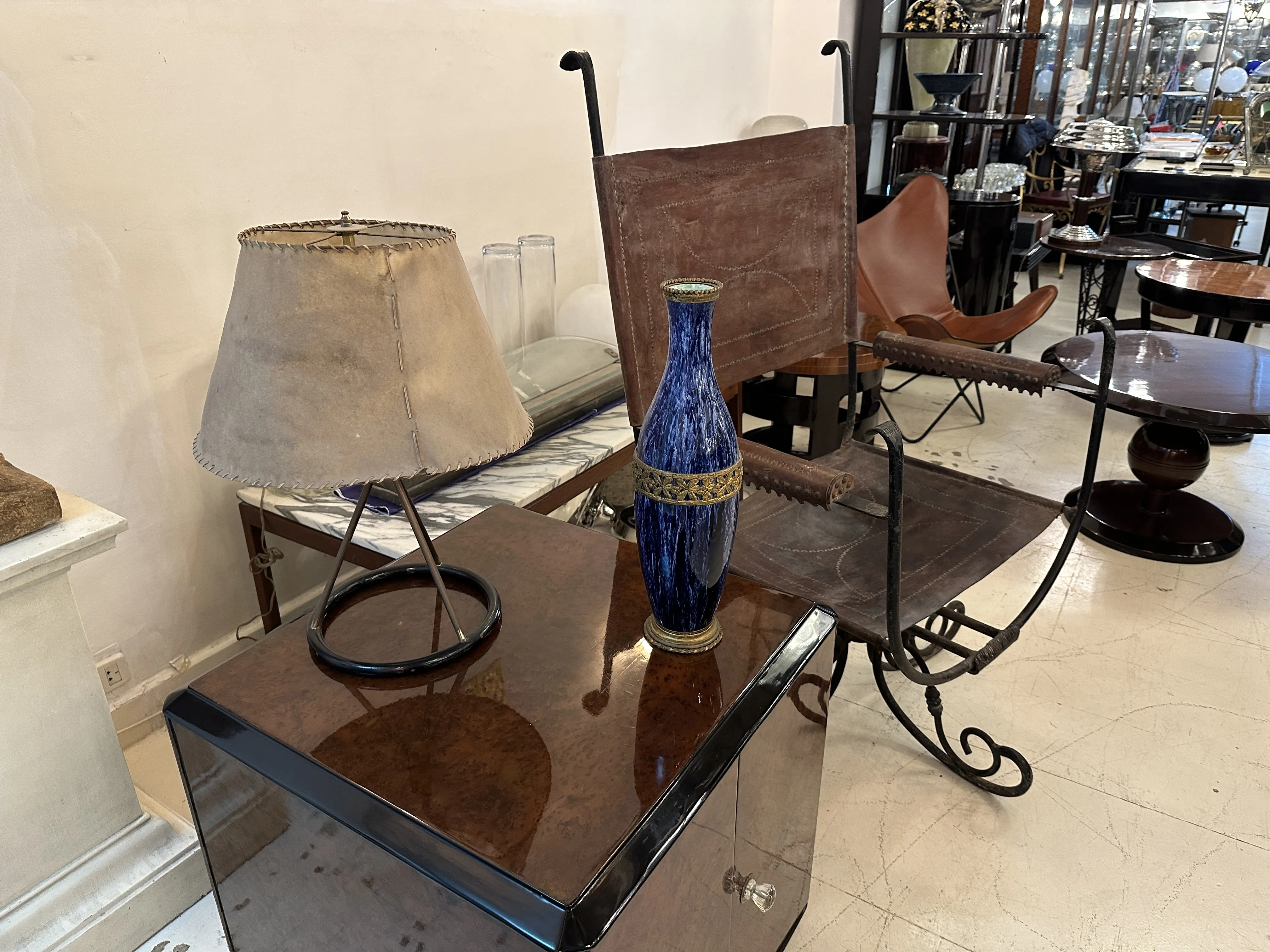 Vaso di ceramica antica su un tavolo con lampada e sedia