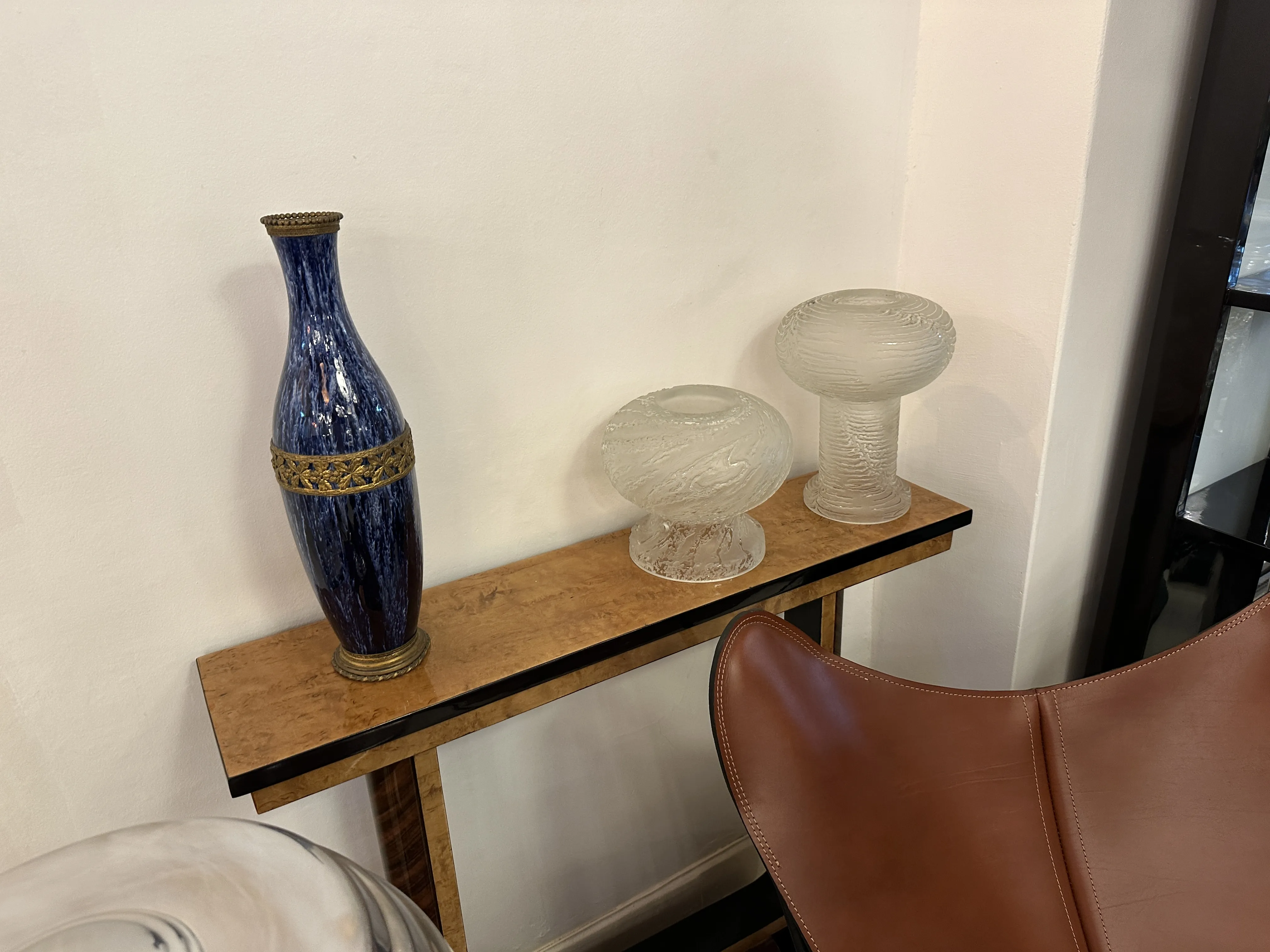 jarrón antiguo de cerámica con detalles dorados