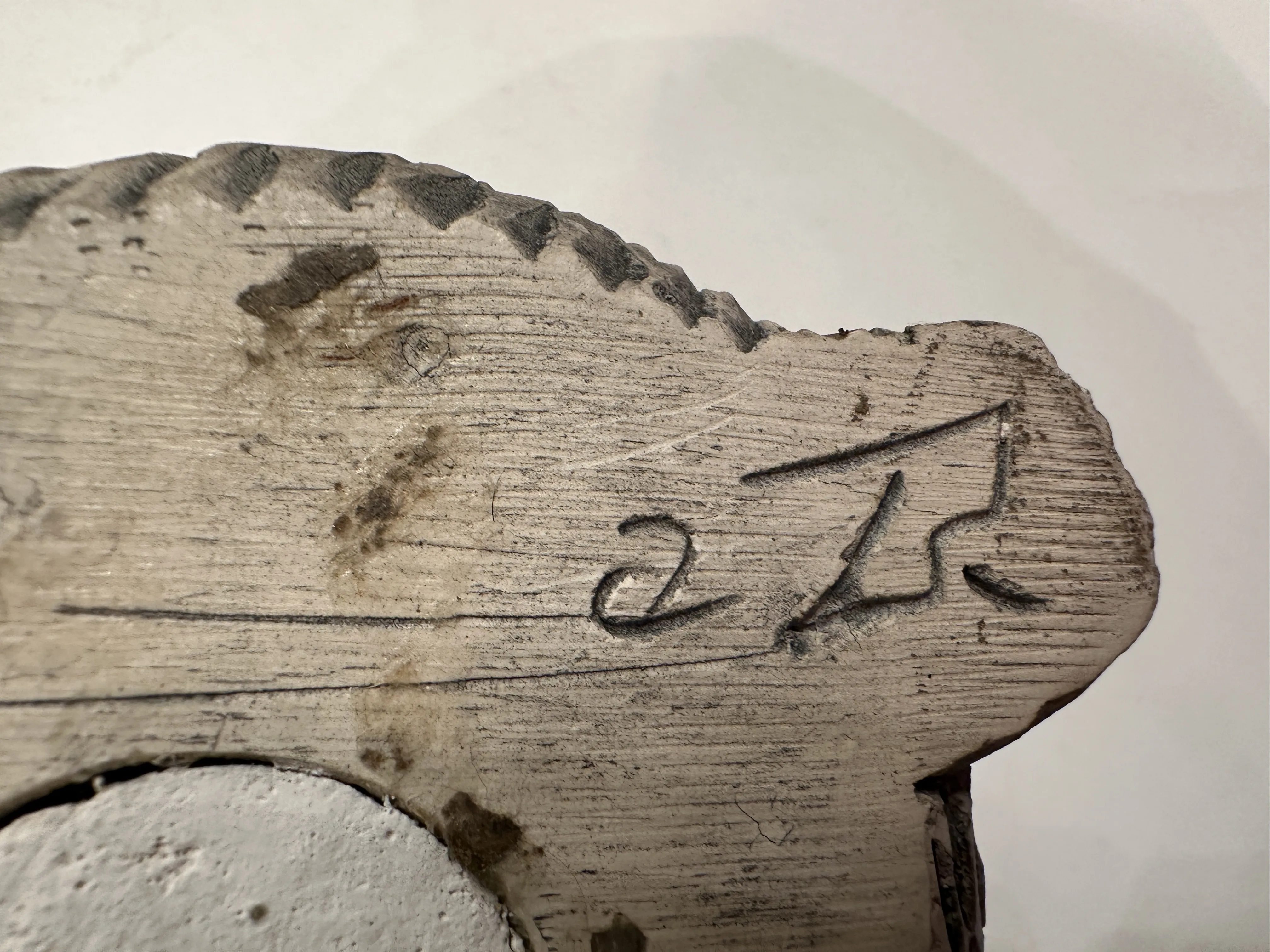 Antike Keramik mit sichtbaren Details und Unterschrift.