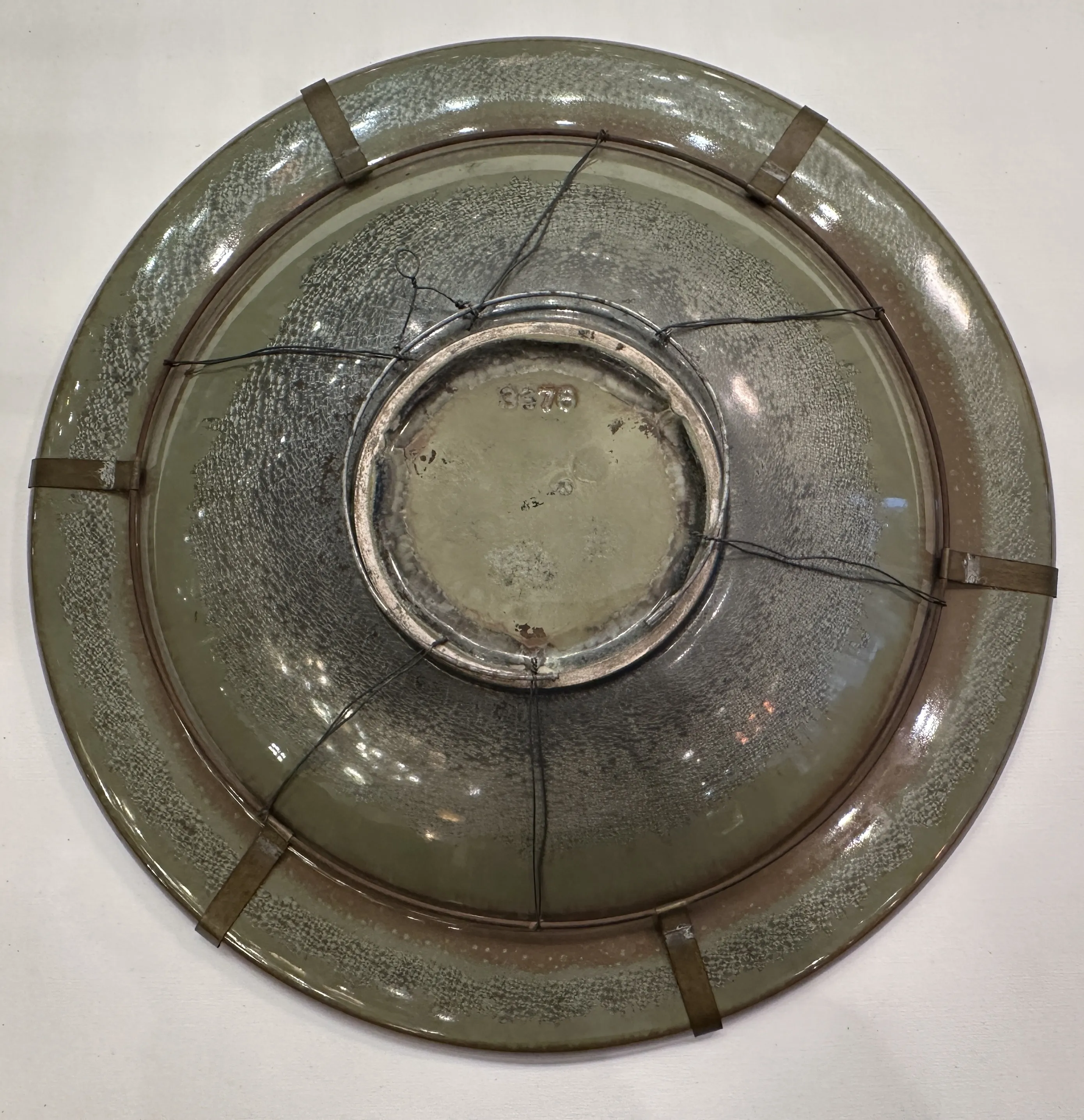 Plato de cerámica antigua con detalles vidriados y alambre