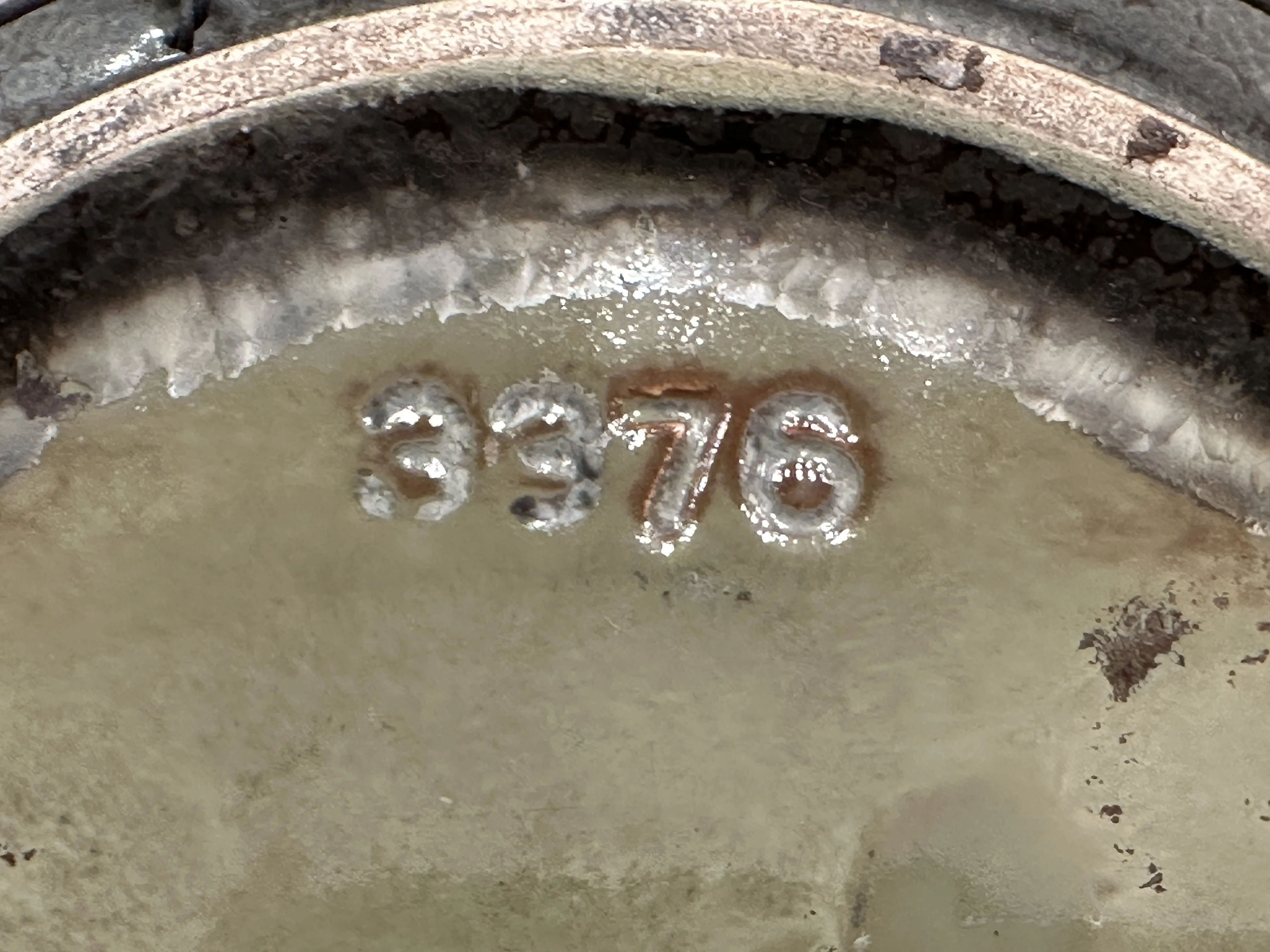 Ceramica antica con il numero 3976 alla base, che mostra dettagli sottili.