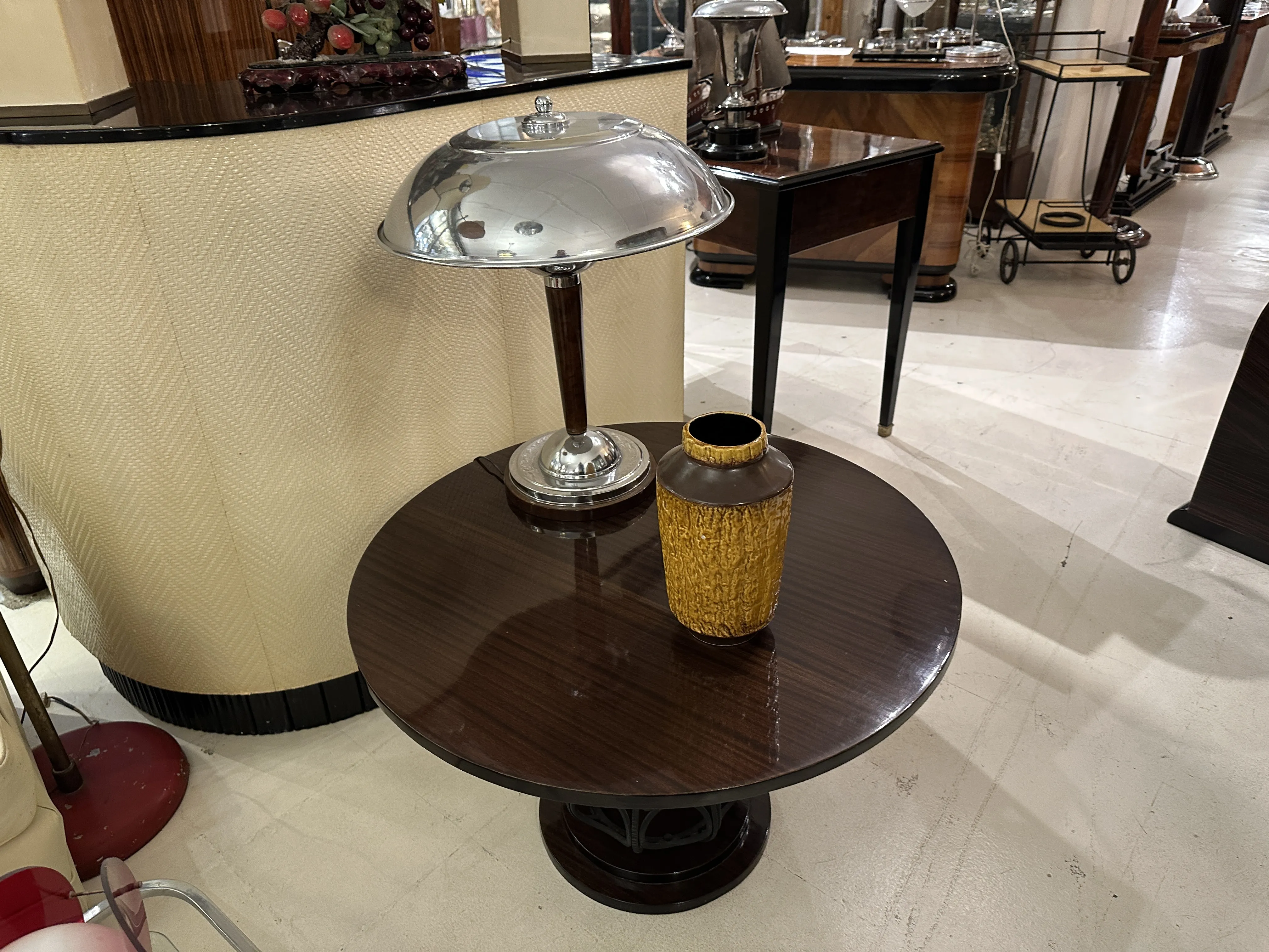 vase en céramique dorée sur une table moderne