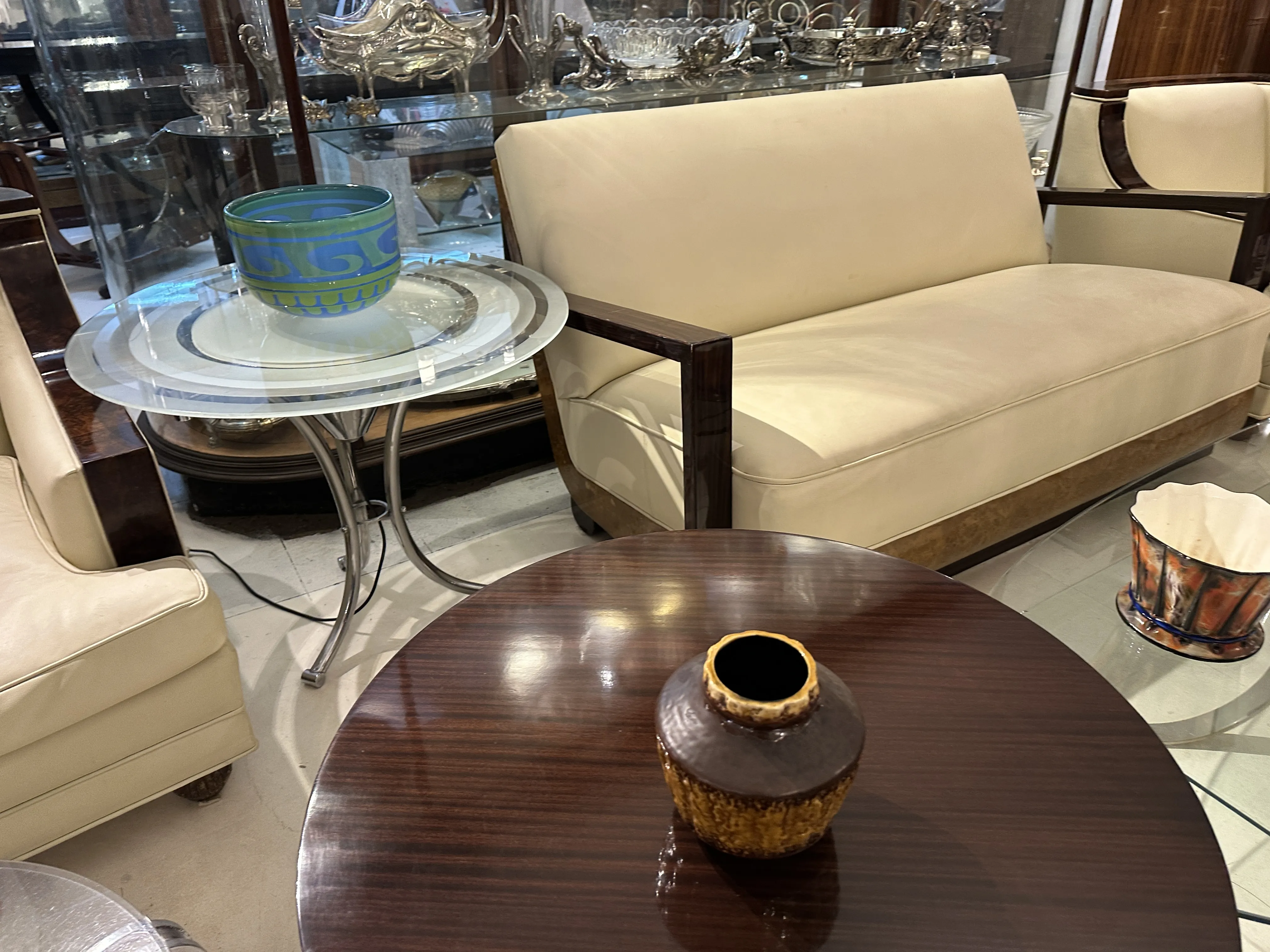 Ancienne céramique décorative sur table en bois