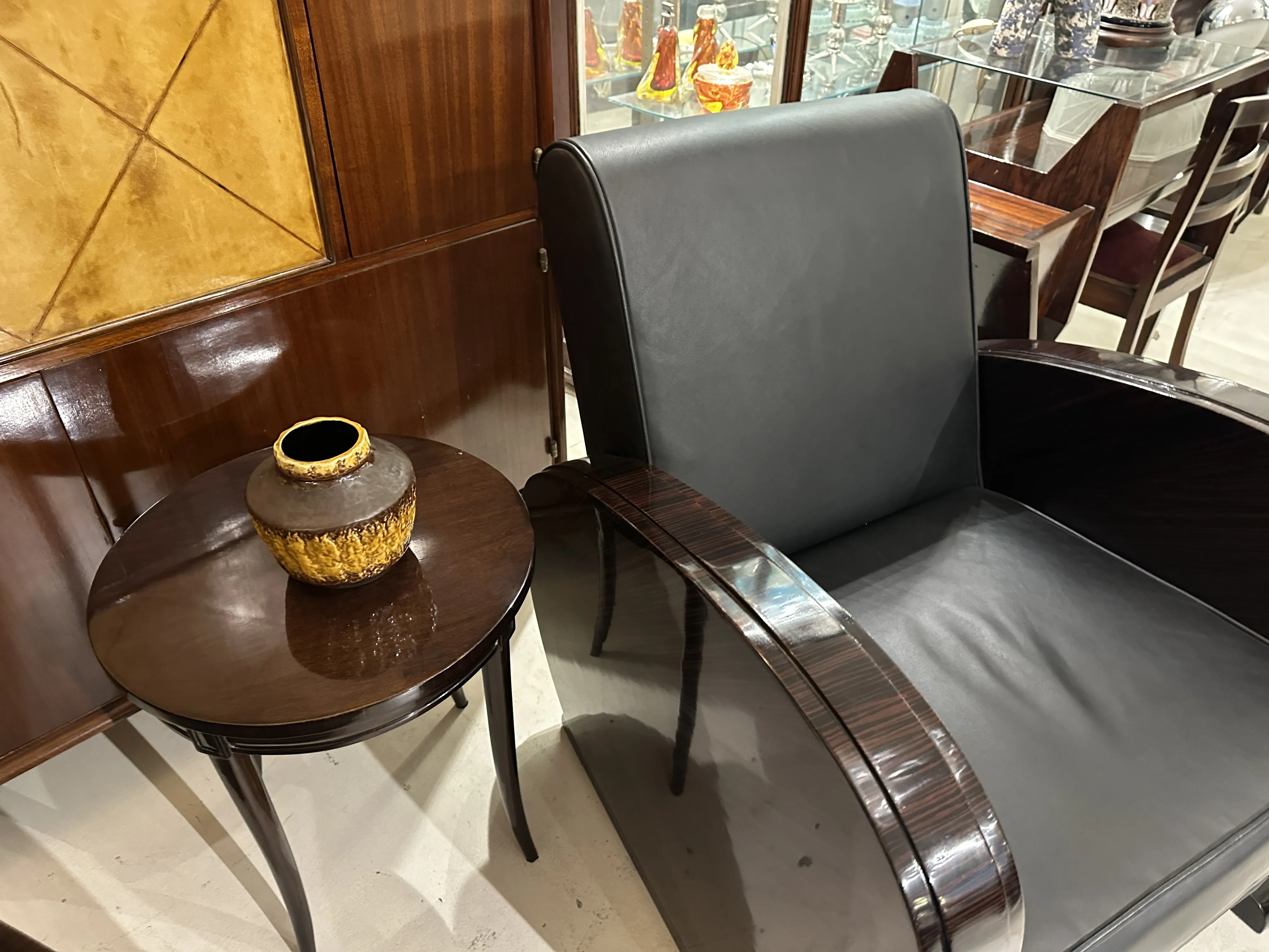 Antiga cerâmica decorativa em uma mesa redonda