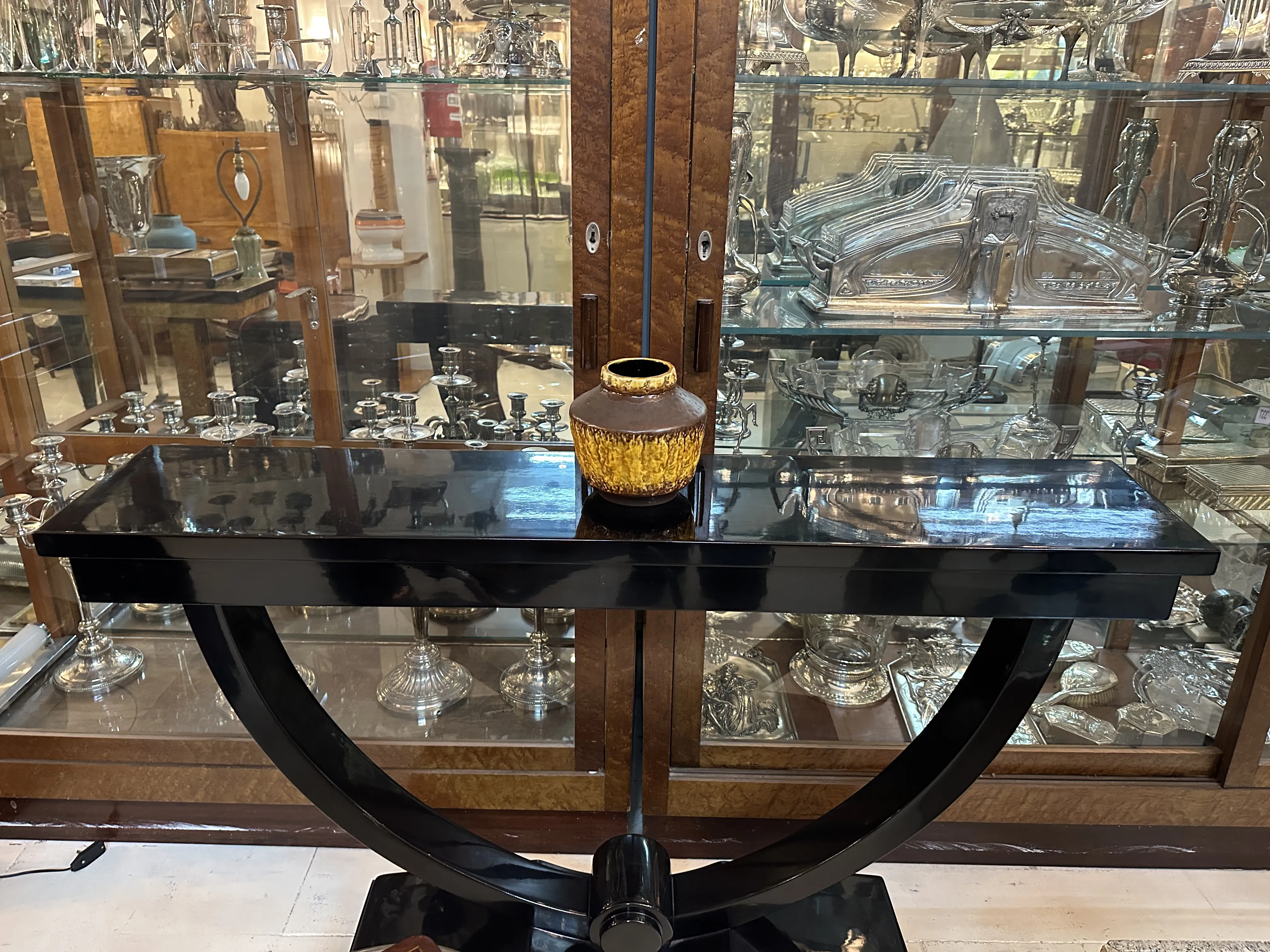 Céramique décorative antique sur une table noire.