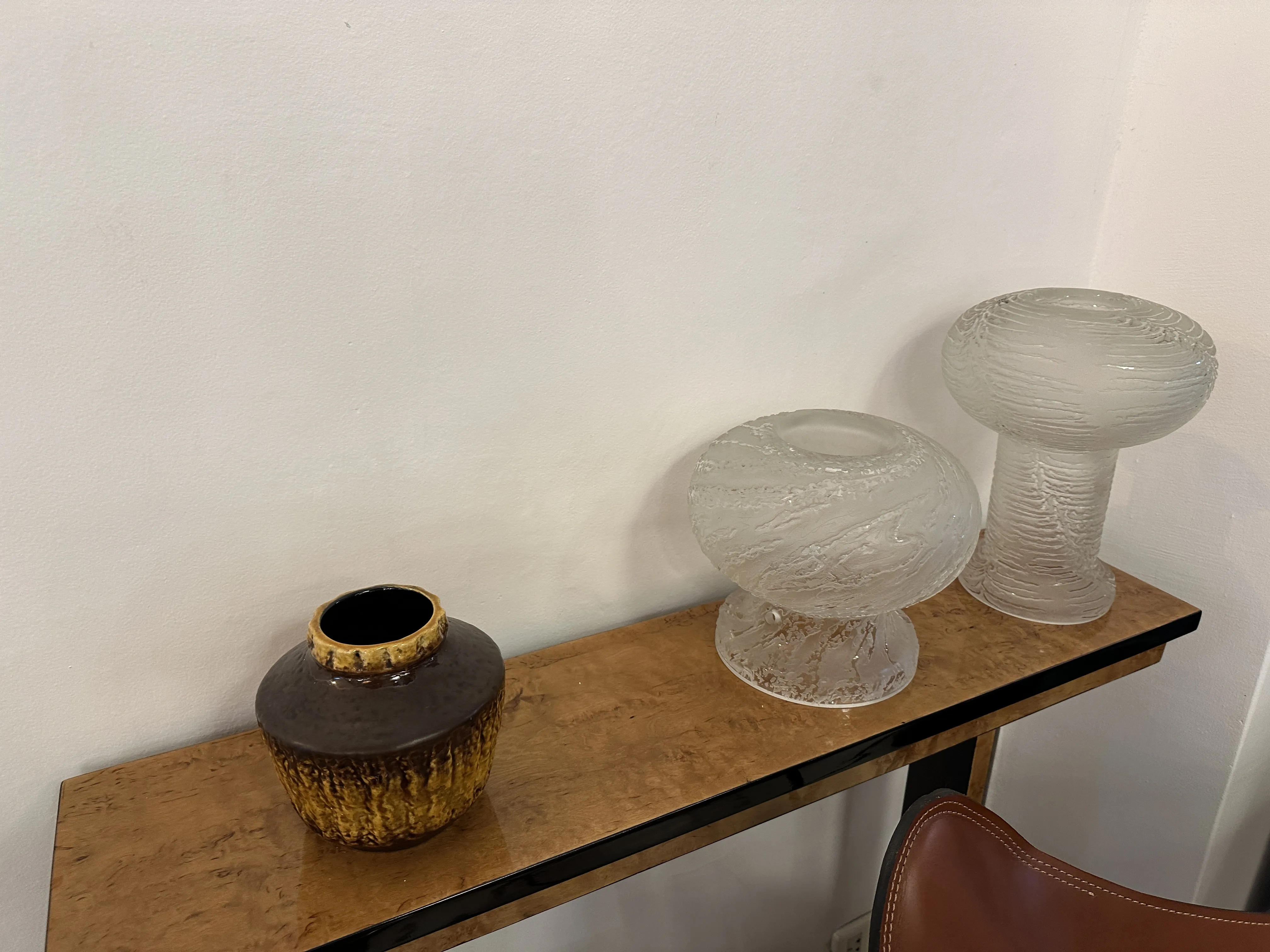 ユニークな装飾デザインの古代陶器の花瓶、ニュートラルな背景。