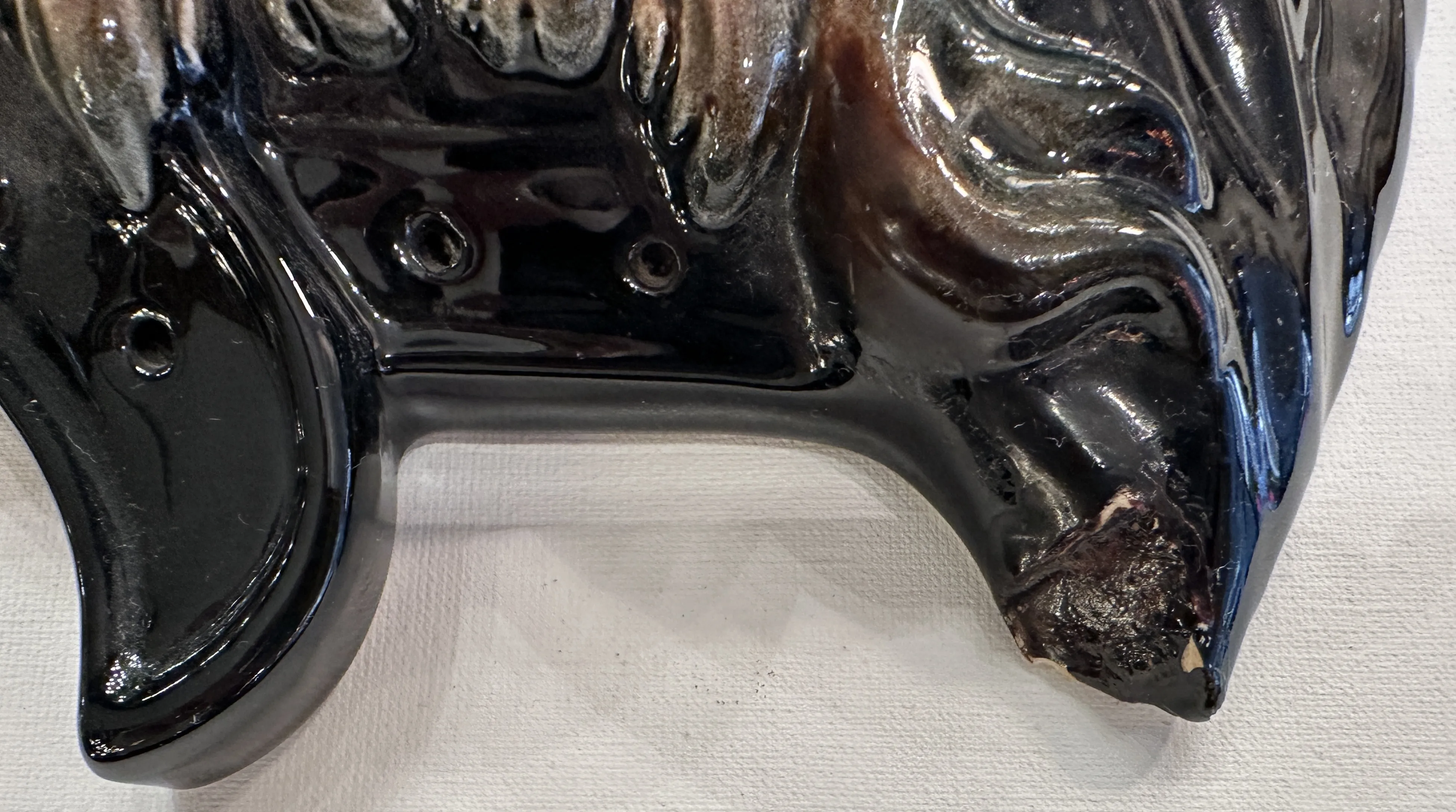 Cerámica antigua beswick con superficie brillante y detalles elegantes