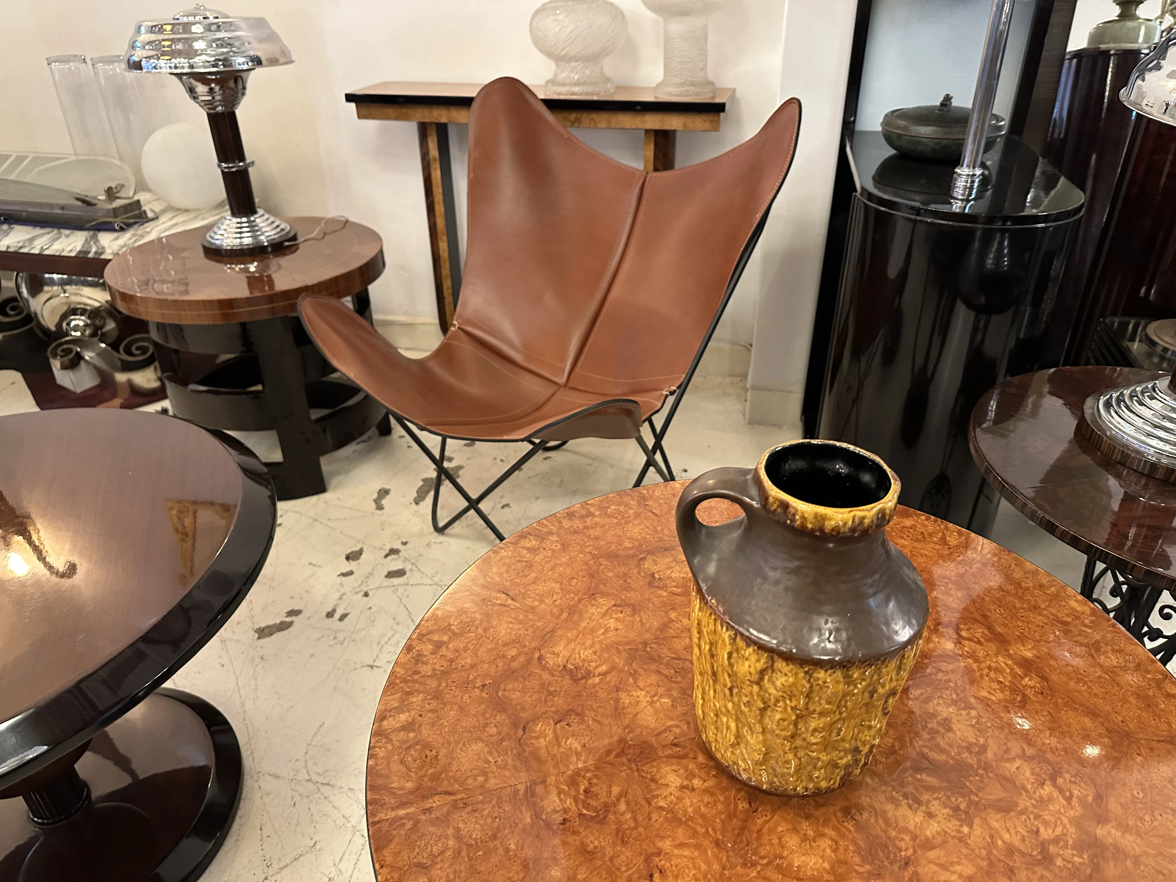 Jarrón de ceramica antigua con forma única sobre mesa