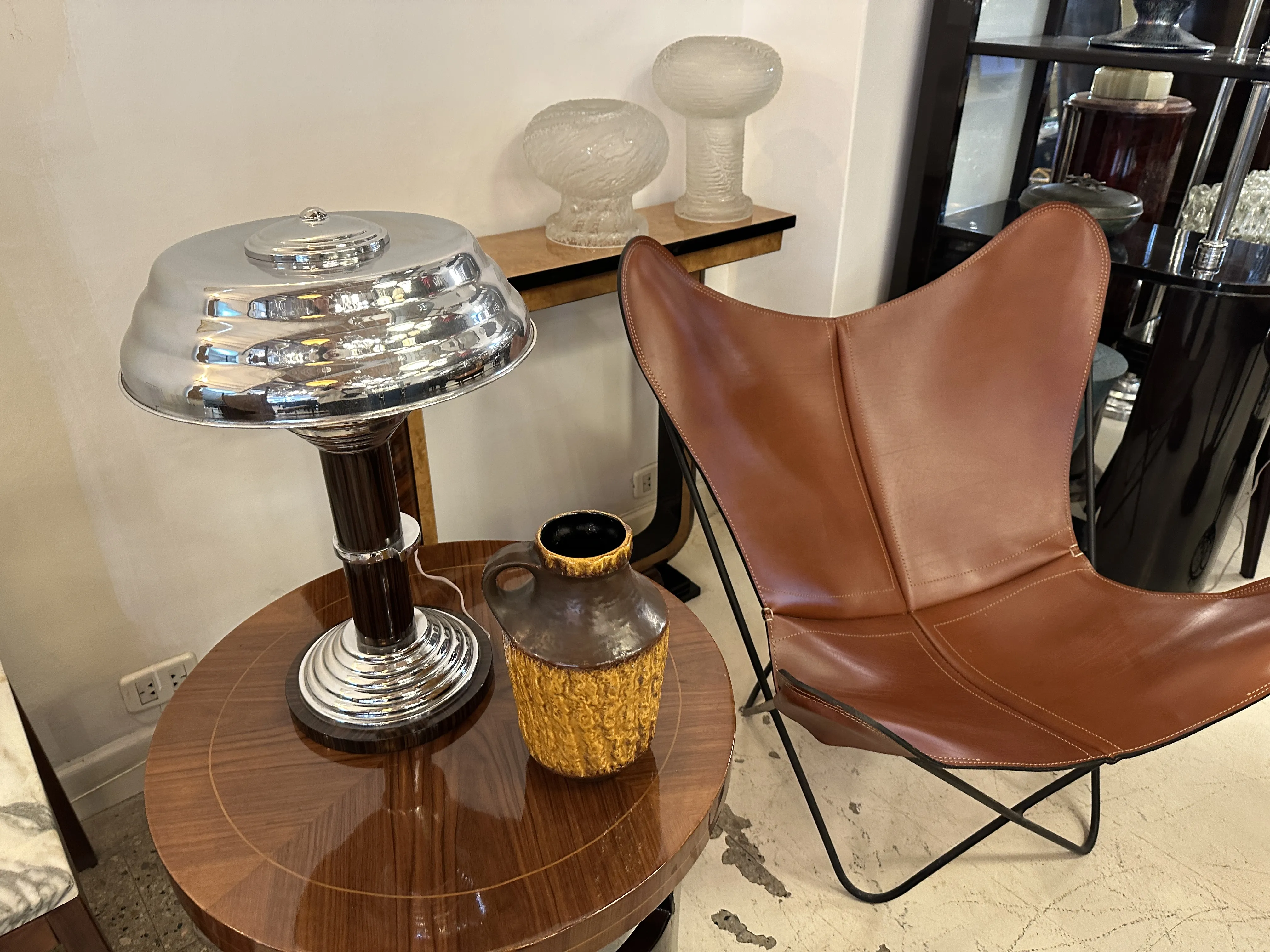 Antiga cerâmica decorativa em ambiente moderno.