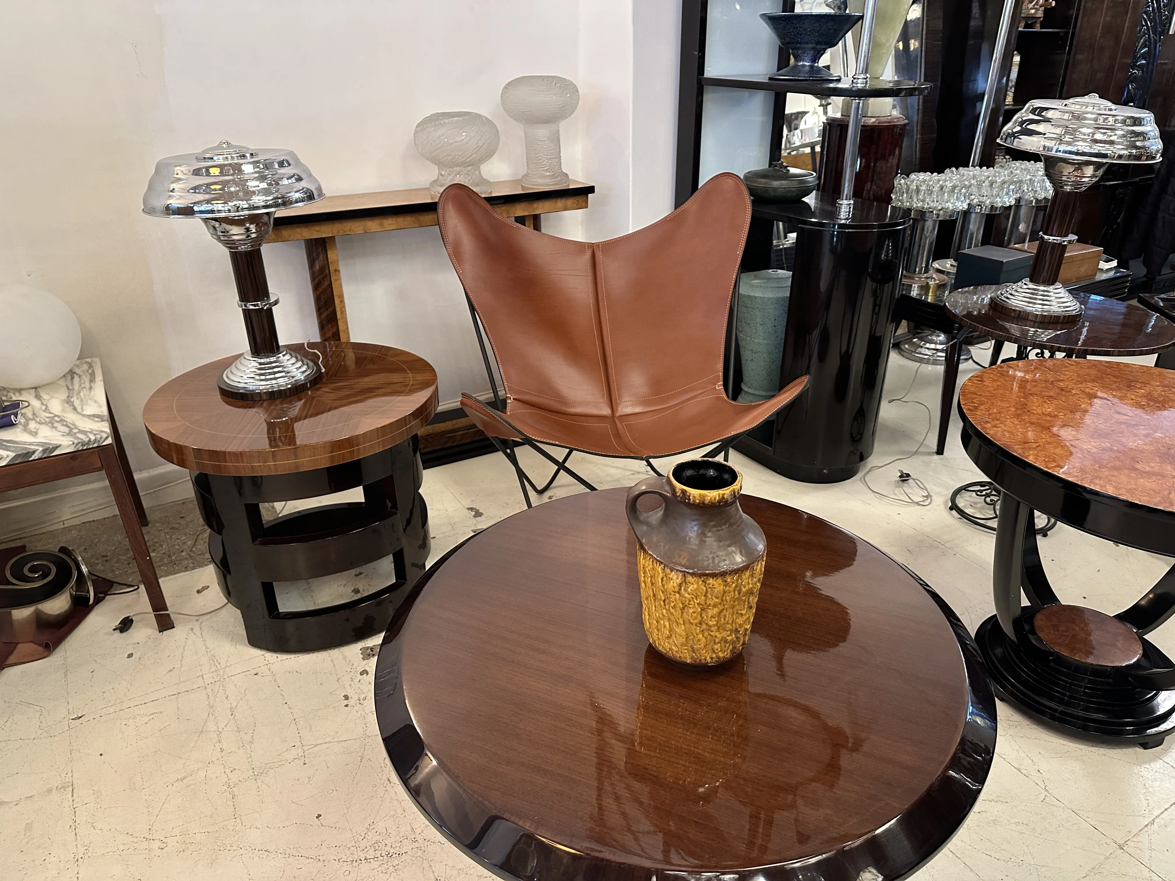 Antiga cerâmica decorativa em ambiente de coleção